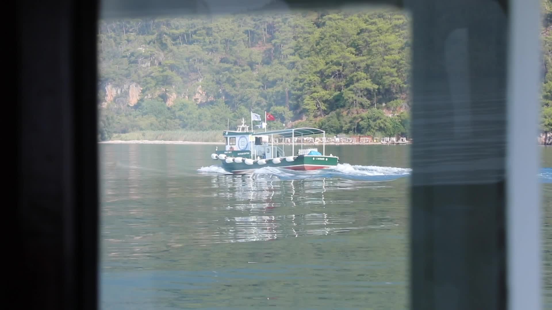 MUĞLA BÜYÜKŞEHİR BELEDİYESİ’NİN TEKNELERİ KOYLARDAN ATIK TOPLUYOR