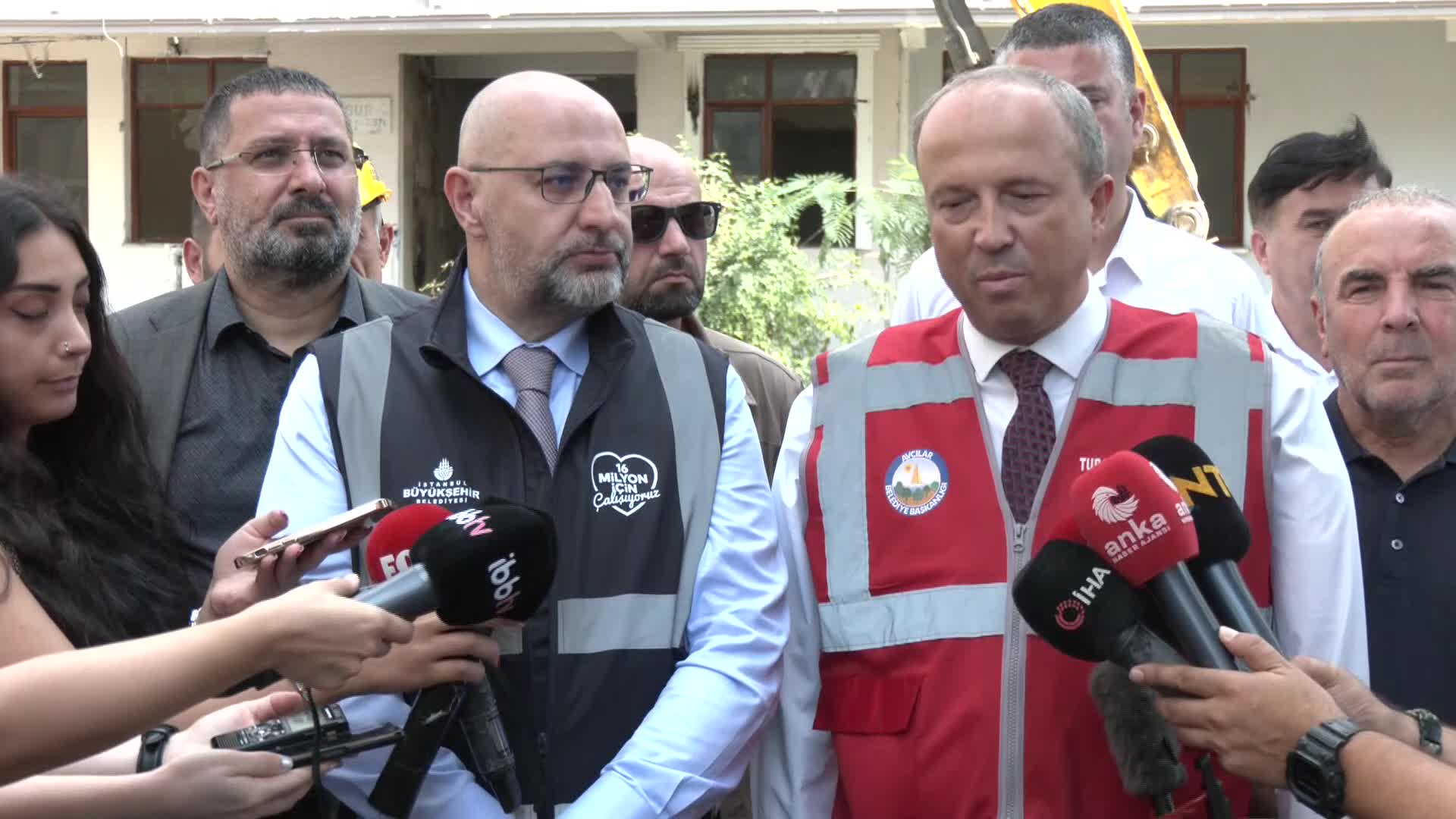 İBB, AVCILAR'DA YÜKSEK RİSKLİ 4 BİNAYI YIKTI. BUĞRA GÖKCE: "İSTANBUL'U BU KADAR BÜYÜTÜP, METREKÜPLERCE BETON DÖKÜP, ÇOK DAHA FAZLA ALANI İMARA AÇIP YENİ YAPI YAPMIŞ OLMAMIZA RAĞMEN HALA RİSKLİ YAPI STOKUNU KONUŞUYORUZ"