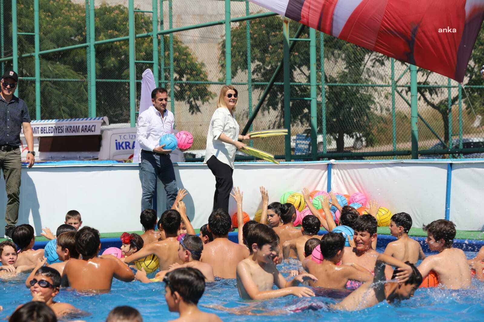 İZMİT BELEDİYESİ'NİN PORTATİF YÜZME HAVUZU AÇILDI