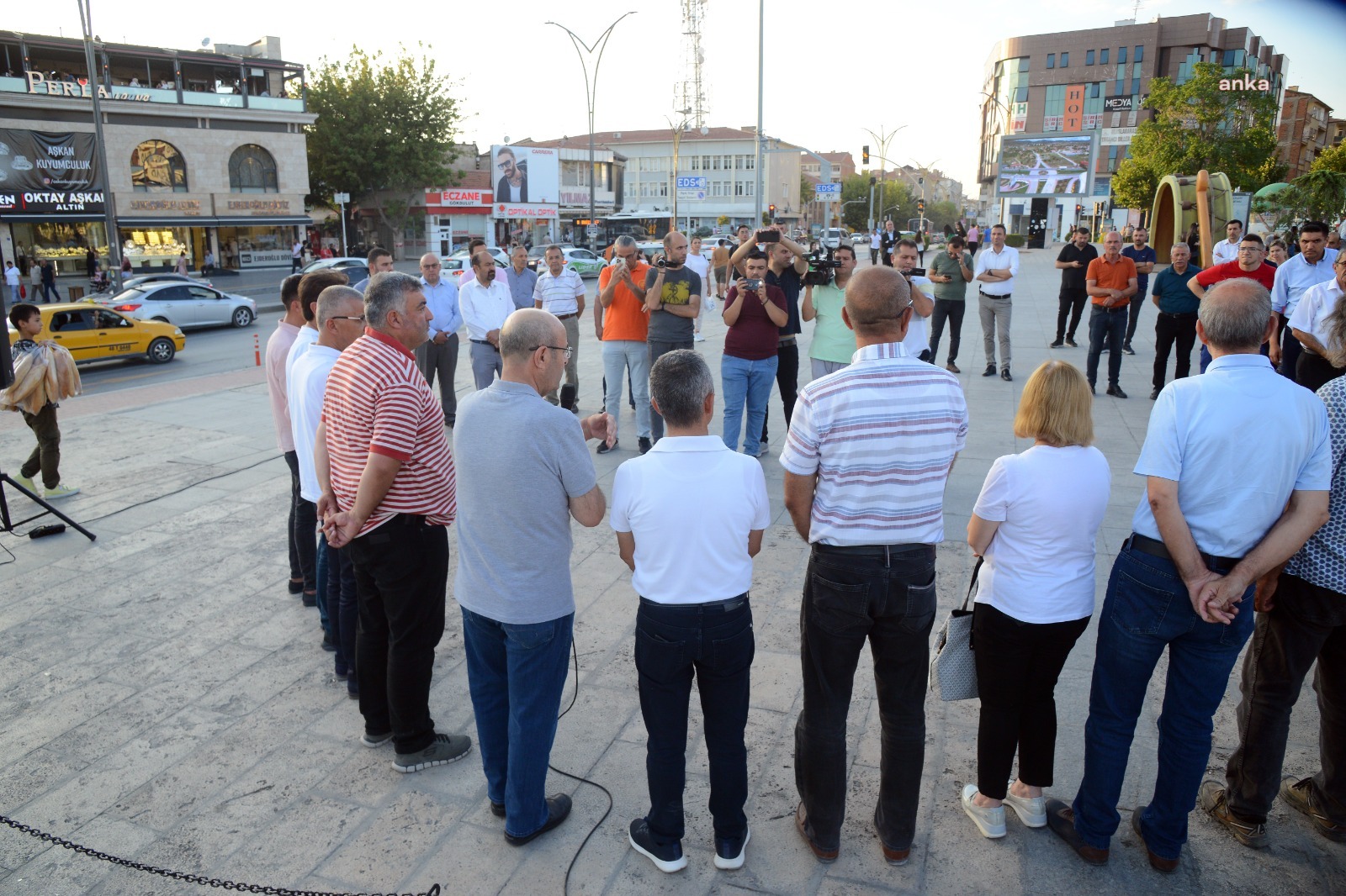 KIRŞEHİR CACABEY MEYDANI'NDA DEPREM ANITI ÖNÜNDE ANMA PROGRAMI DÜZENLENDİ