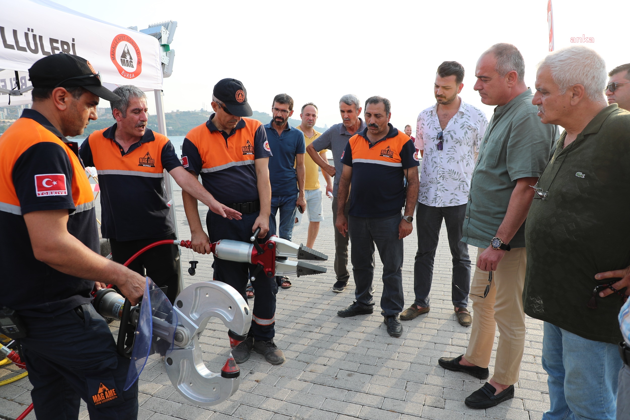GEMLİK BELEDİYESİ’NDEN BURSA MAHALLE AFET GÖNÜLLÜLERİ’NE EKİPMAN DESTEĞİ