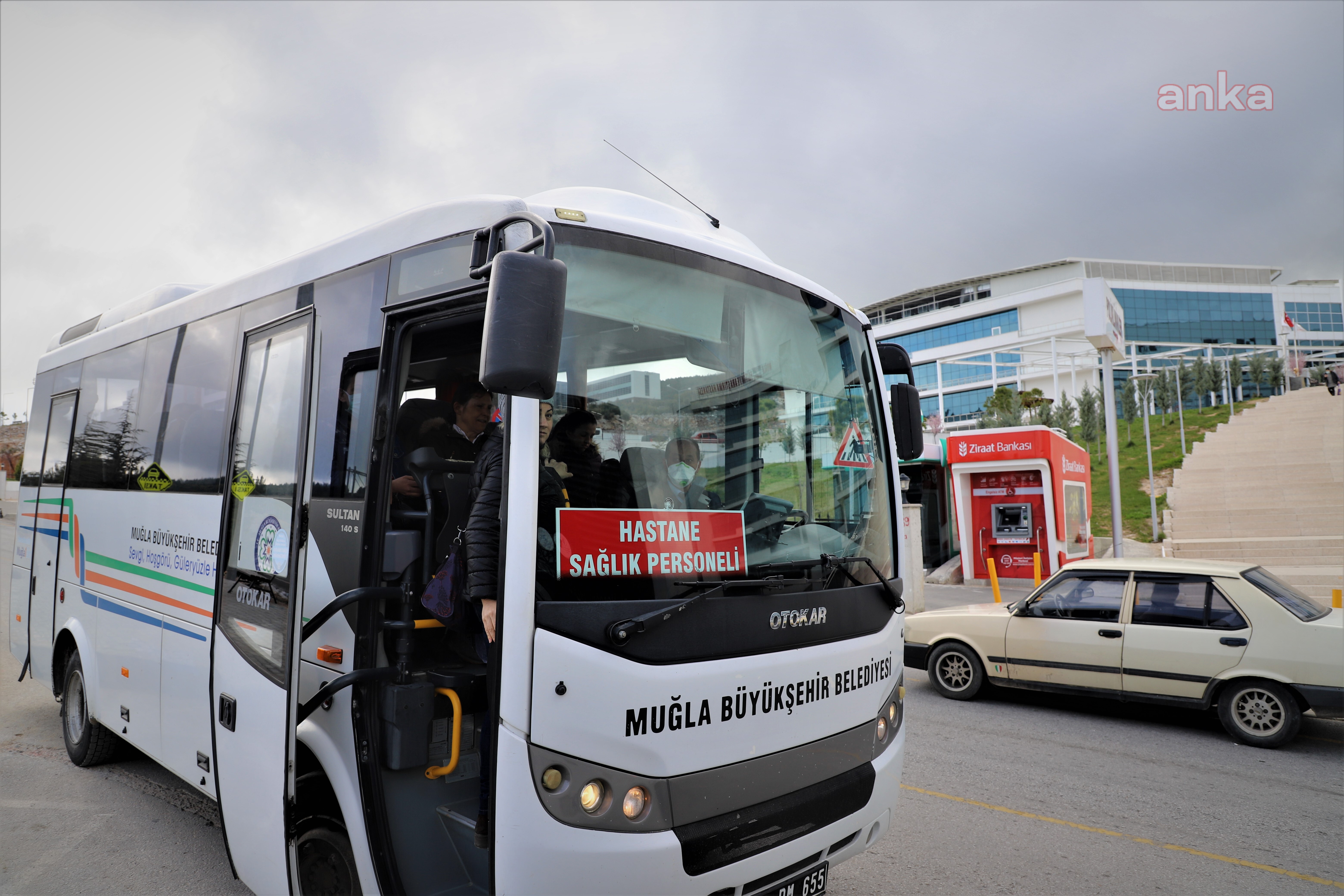 MUĞLA BÜYÜKŞEHİR SAĞLIK ÇALIŞANLARINI ÜCRETSİZ TAŞIYOR