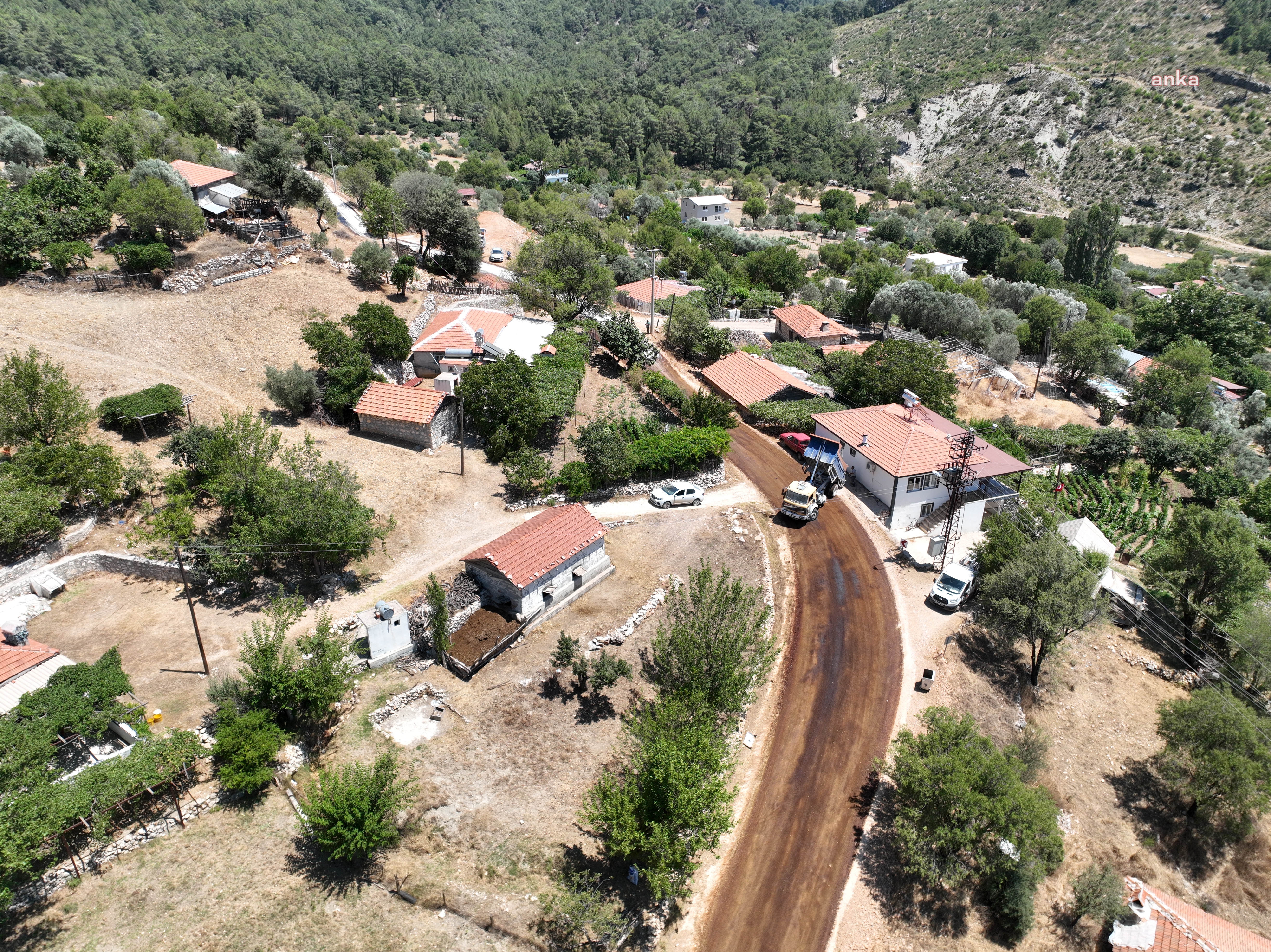 ANTALYA BÜYÜKŞEHİR’DEN HACIOĞLAN VE SARIBELEN GRUP YOLUNDA ASFALT ÇALIŞMASI