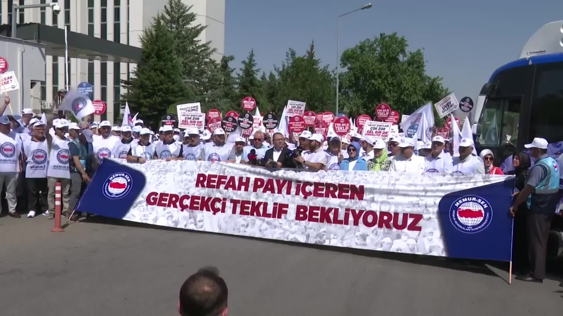 MEMUR-SEN, HÜKÜMETİN ZAM TEKLİFİNİ ÇALIŞMA VE SOSYAL GÜVENLİK BAKANLIĞI ÖNÜNDE PROTESTO ETTİ: "BÜYÜK VE GÜÇLÜ TÜRKİYE İÇİN GÜÇLÜ MEMUR, GÜÇLÜ MEMUR İÇİN DE REFAH PAYI ŞART"