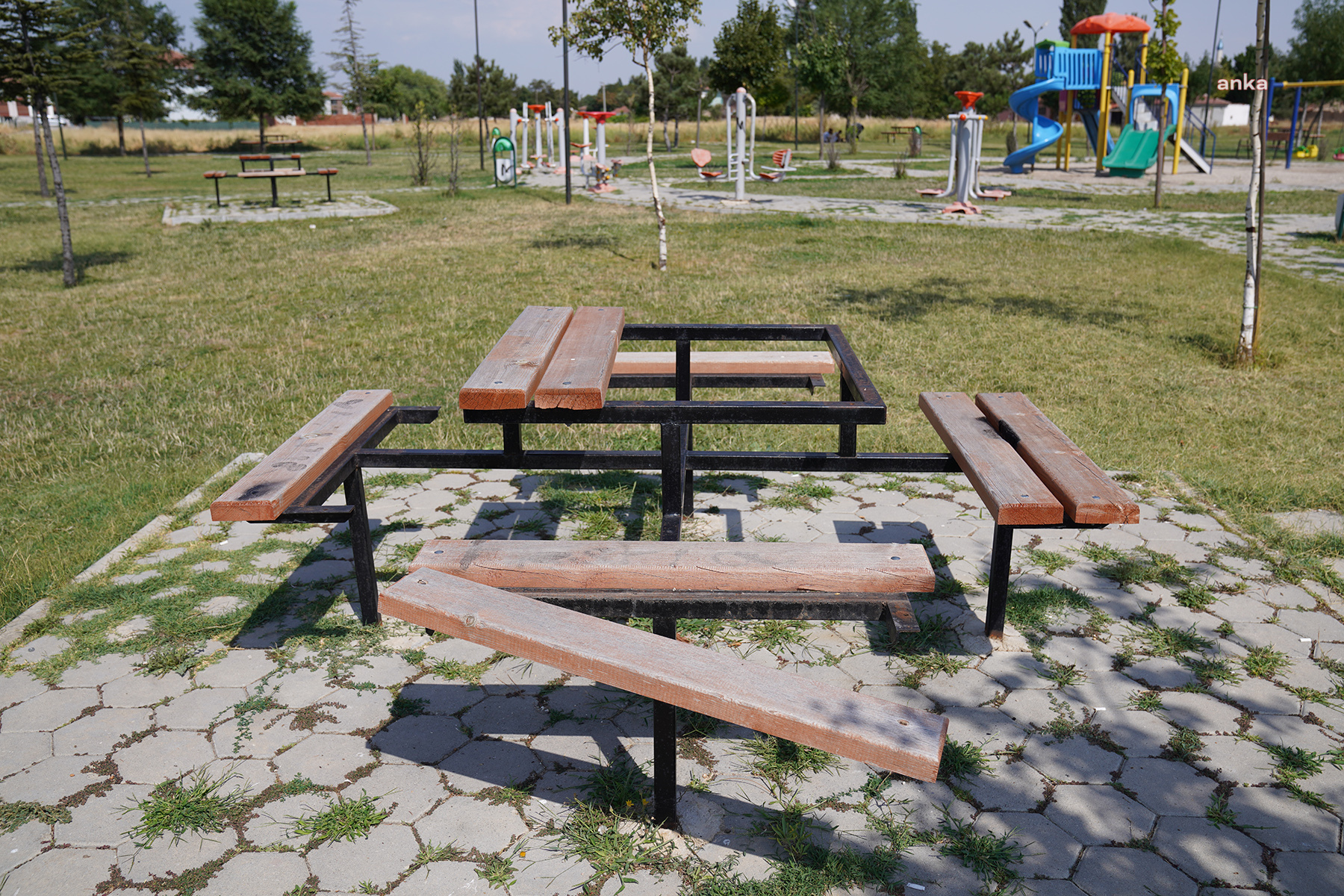 TEPEBAŞI BELEDİYESİ’NİN GÜLEÇ SOKAK’TAKİ PARKINA VANDAL SALDIRI