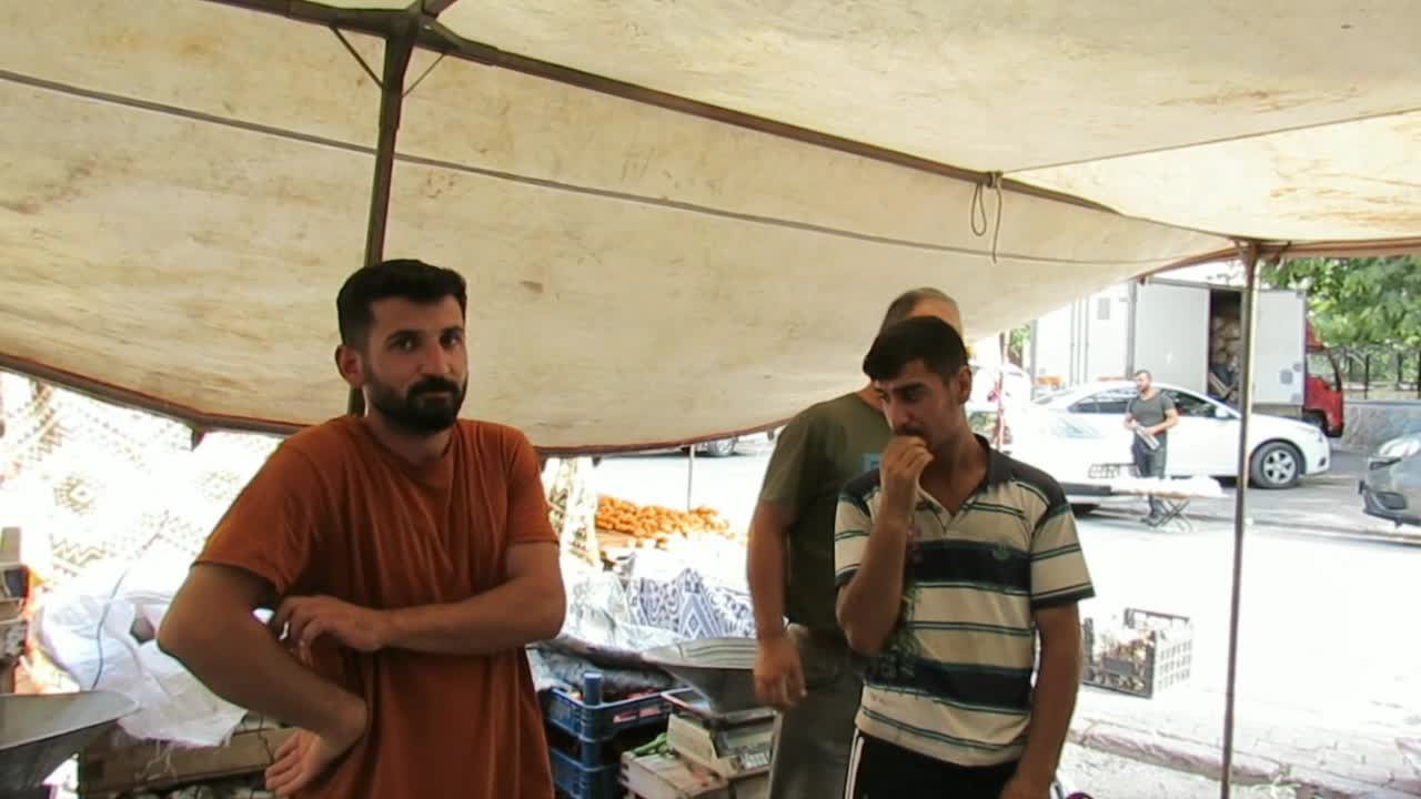 KONYA’DA SEMT PAZARINDAKİ VATANDAŞ: “BİR KOLİ YUMURTA 110 LİRA. BELEDİYE SEÇİMLERİNDE DÜZELTECEĞİZ İNŞALLAH. TEK GAYEMİZ O”