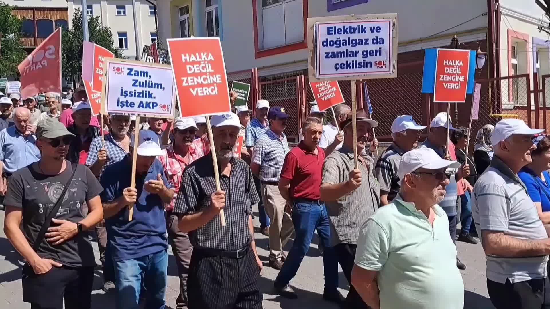 SOL PARTİ ARTVİN'DE ZAMLARA KARŞI MİTİNG DÜZENLEDİ... ÖNDER İŞLEYEN: "21 YILDIR NASIL TESLİM OLMADIYSAK NASIL DİRENDİYSEK BUGÜNDE AYNI KARARLILIKLA DİRENMEYE DEVAM EDECEĞİZ"