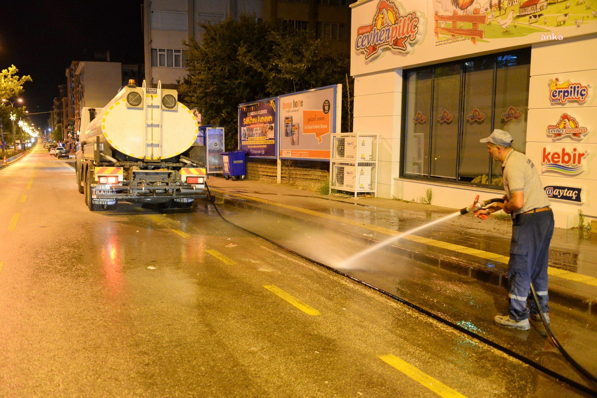 BOZÜYÜK’TE ANA CADDE VE KALDIRIMLAR TEMİZLENİYOR