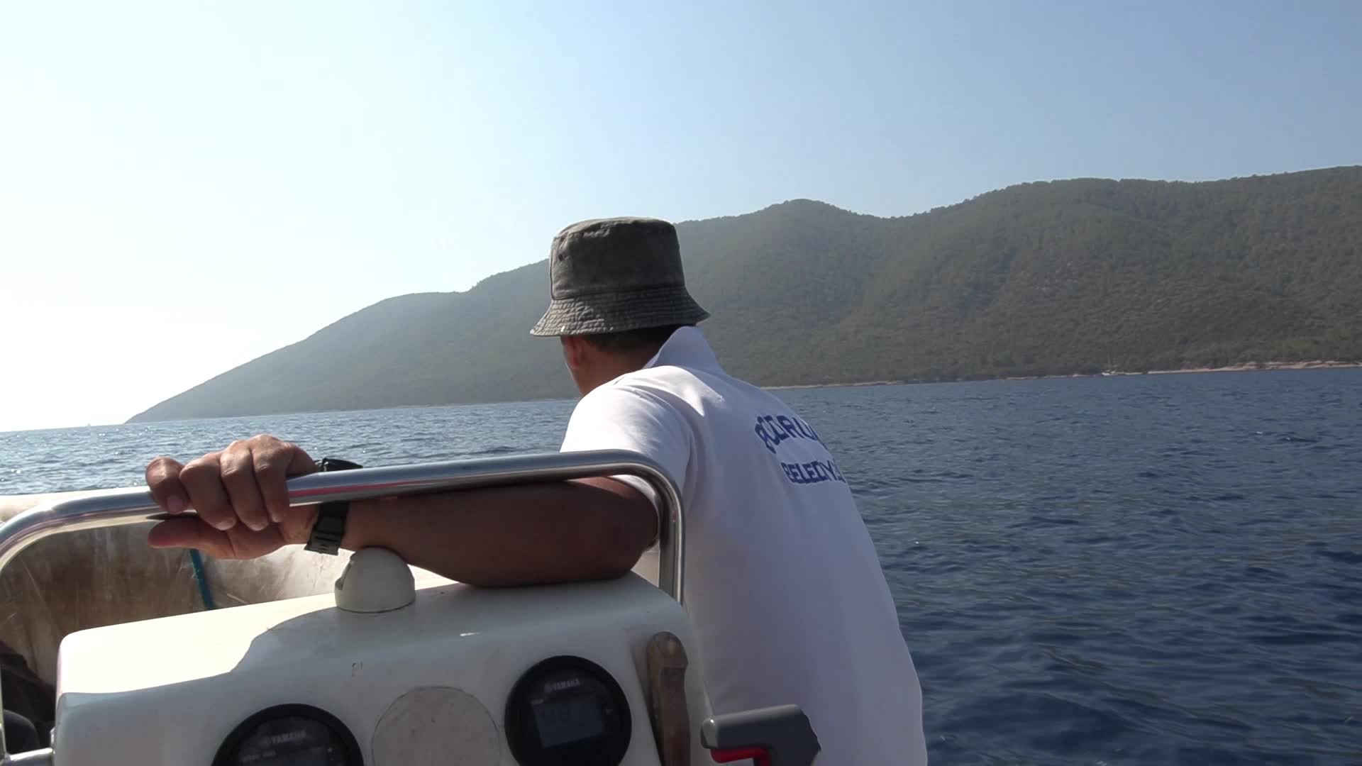 BODRUM BELEDİYESİ, 30 AĞUSTOS DOLAYISIYLA KOYLARDA VE ADALARDA TÜRK BAYRAĞI DALGALANDIRIYOR