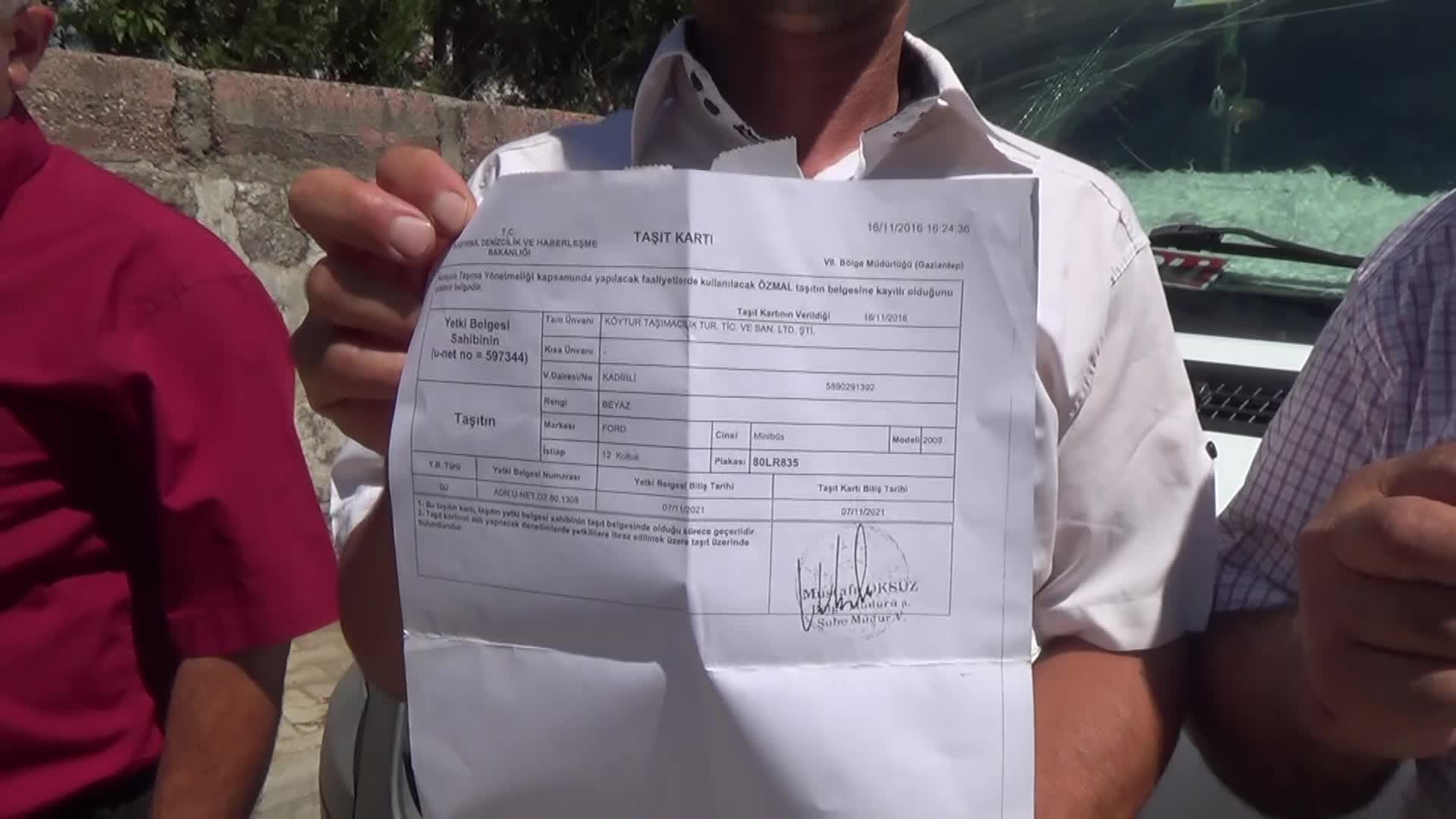 ANDIRIN-KADİRLİ ARASINDA TAŞIMACILIK YAPAN MİNİBÜSÇÜLER, D2 YOLCU TAŞIMA BELGELERİ OLMASINA RAĞMEN CEZA KESİLMESİNE TEPKİ GÖSTERDİ