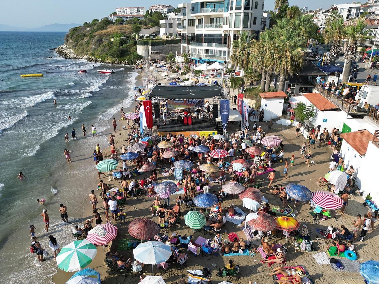 KUŞADASI’NDA PLAJLAR ÜCRETSİZ OLARAK HALKIN KULLANIMINDA