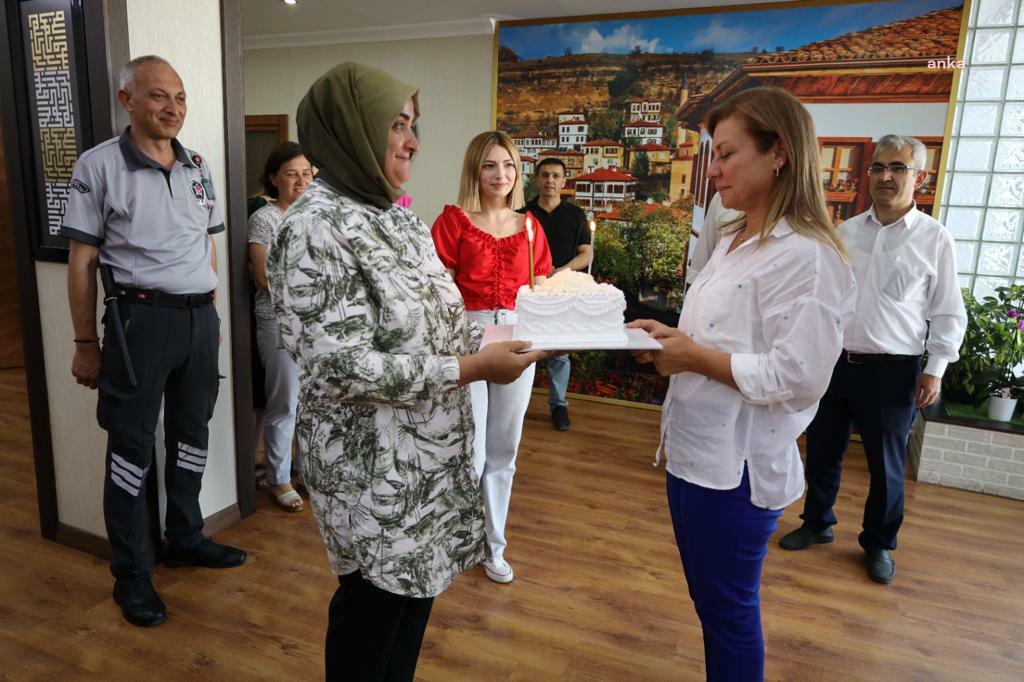 SAFRANBOLU BELEDİYESİ PERSONELİNDEN BAŞKAN KÖSE'YE SÜRPRİZ DOĞUM GÜNÜ