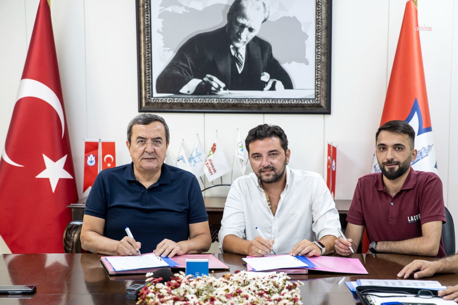 KONAK’TA İMZALAR SOKAK EMEKÇİLERİ İÇİN ATILDI