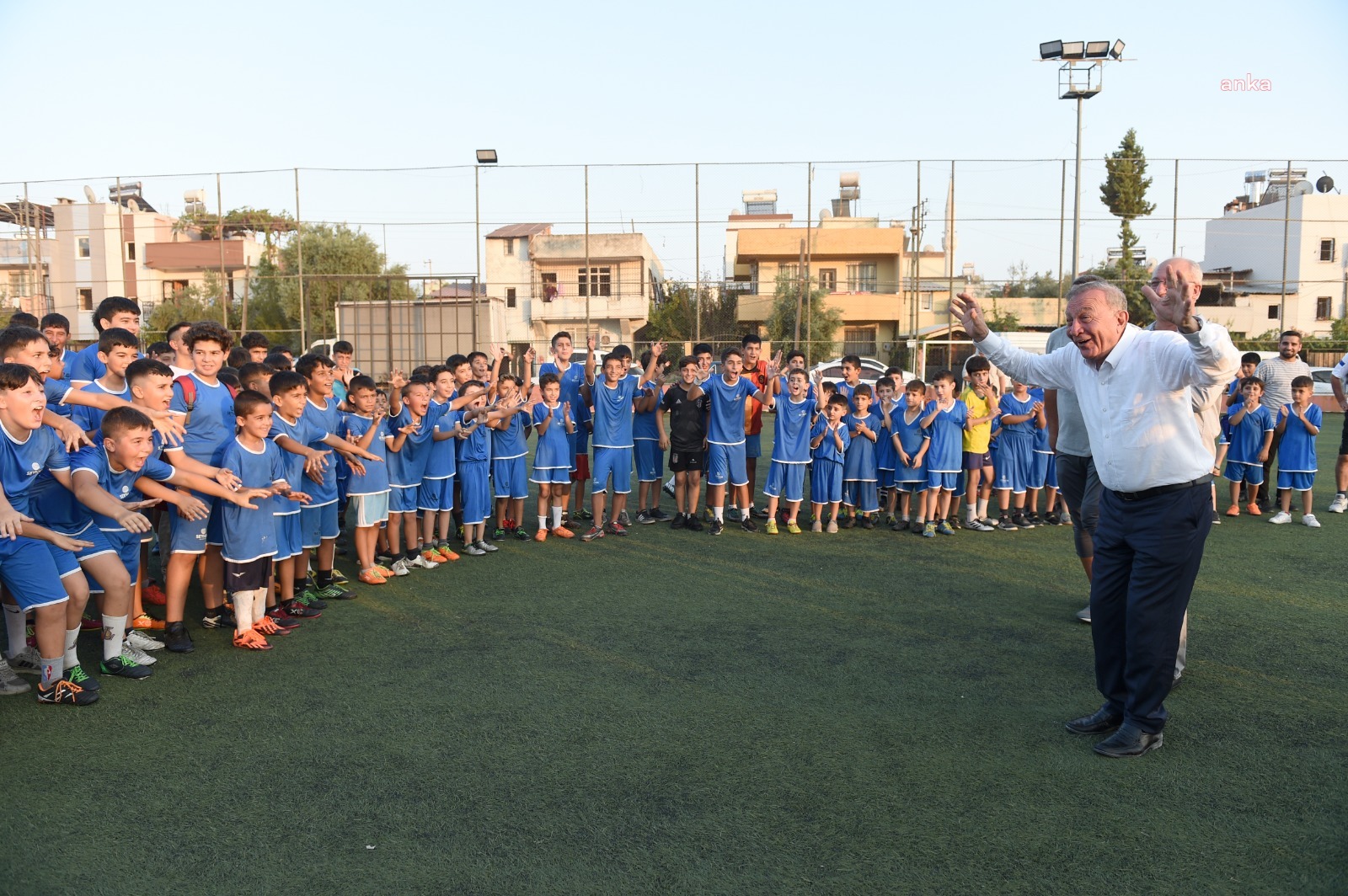 SEYHAN BELEDİYE BAŞKANI AKAY, GELECEĞİN FUTBOLCU ADAYLARIYLA BİR ARAYA GELDİ