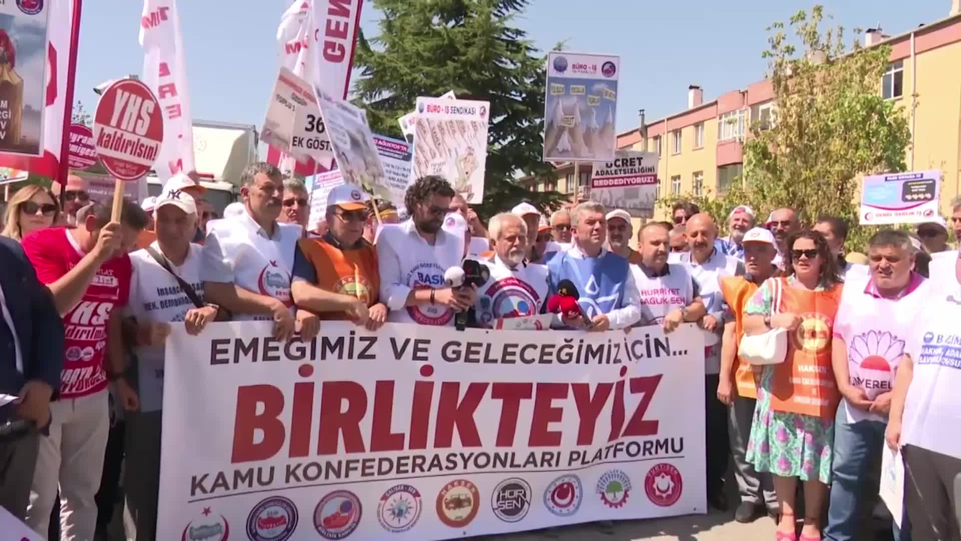 KAMU KONFEDERASYONLARI PLATFORMU: "İKTİDAR, YANDAŞ KONFEDERASYON İLE EL ELE VEREREK, KENDİ İSTATİSTİK KURUMUNUN ÖLÇTÜĞÜ ENFLASYONUN ALTINDA, YOKSULLUK SINIRINA DAHİ ULAŞMAYAN ÜCRETLER DAYATMAKTA”