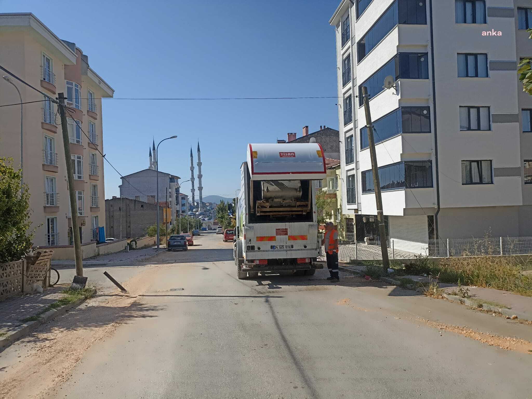 BİLECİK BELEDİYESİ KENTTEKİ ÇÖP KONTEYNERLERİNİ YIKIYOR