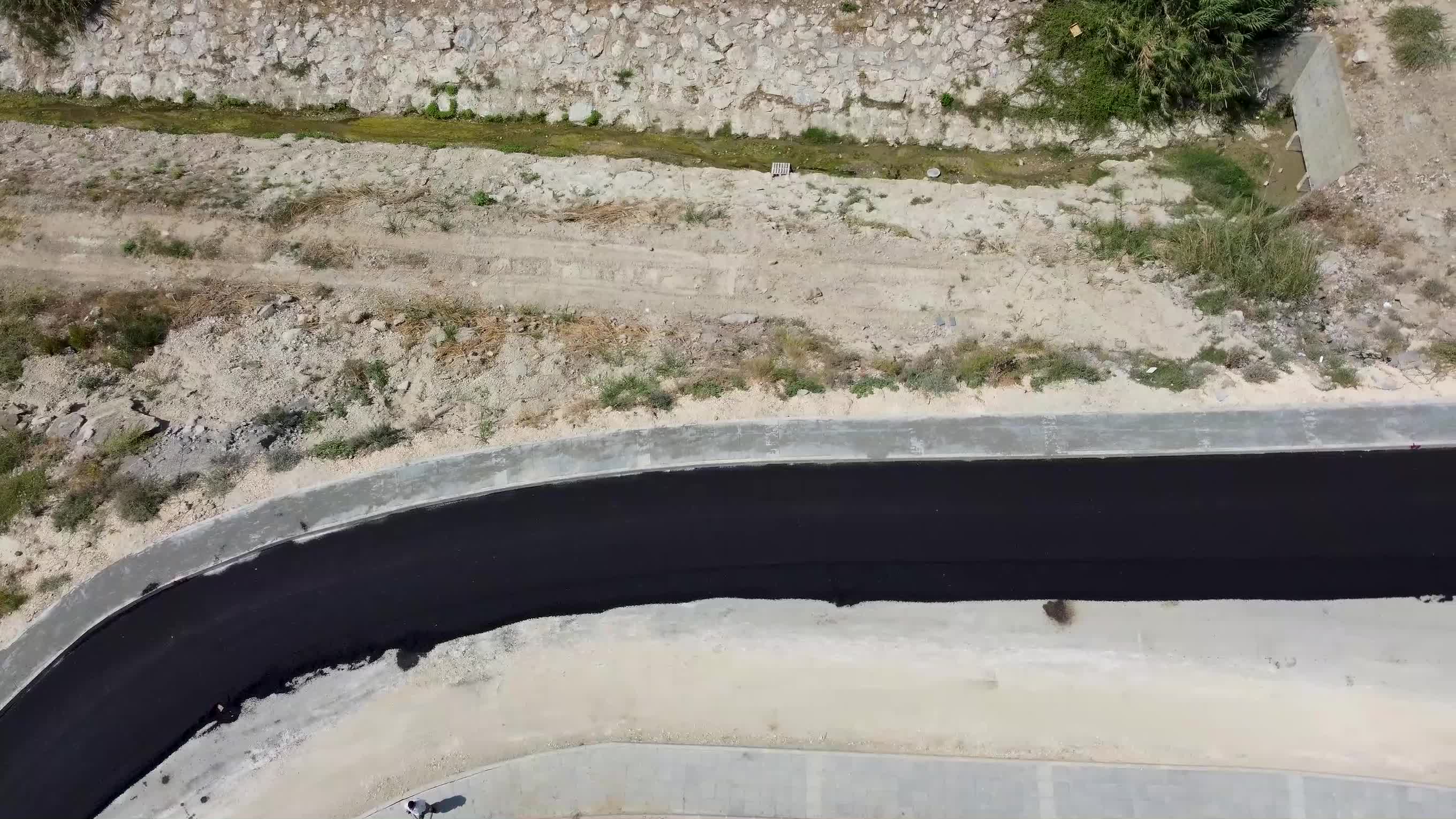 TARSUS BELEDİYESİ, ŞEHİTLER TEPESİ MAHALLESİ’NDE 15 YILLIK YOL SORUNUNU ÇÖZDÜ