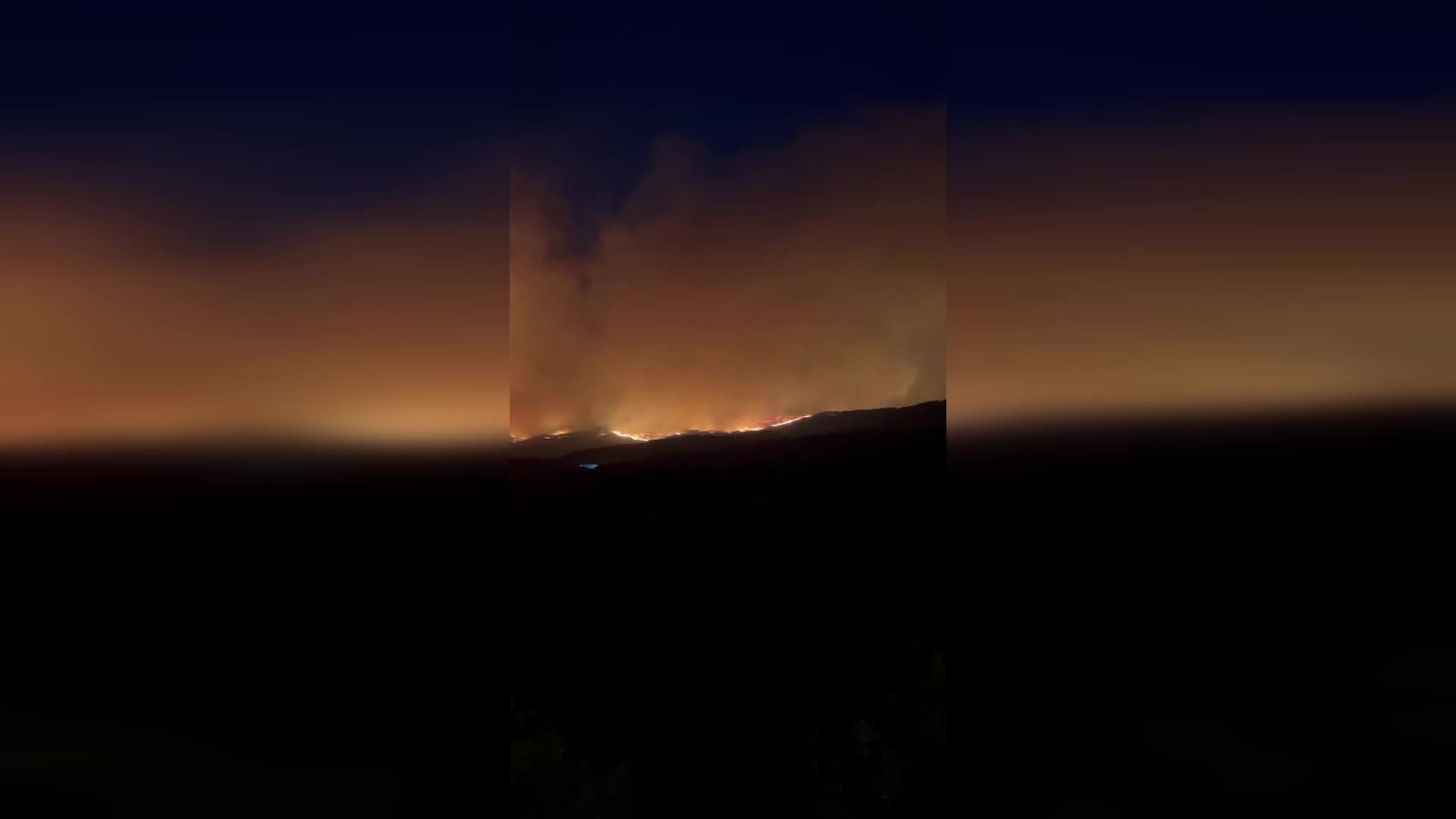 ÇANAKKALE’DEKİ ORMAN YANGINI DEVAM EDİYOR… AFAD: “4 VATANDAŞIMIZ DUMANDAN ETKİLENMİŞTİR. ÇANAKKALE-ÇAN KARAYOLU ARAÇ VE ÇANAKKALE BOĞAZI GEMİ TRAFİĞİNE TEDBİR AMAÇLI KAPATILMIŞTIR”