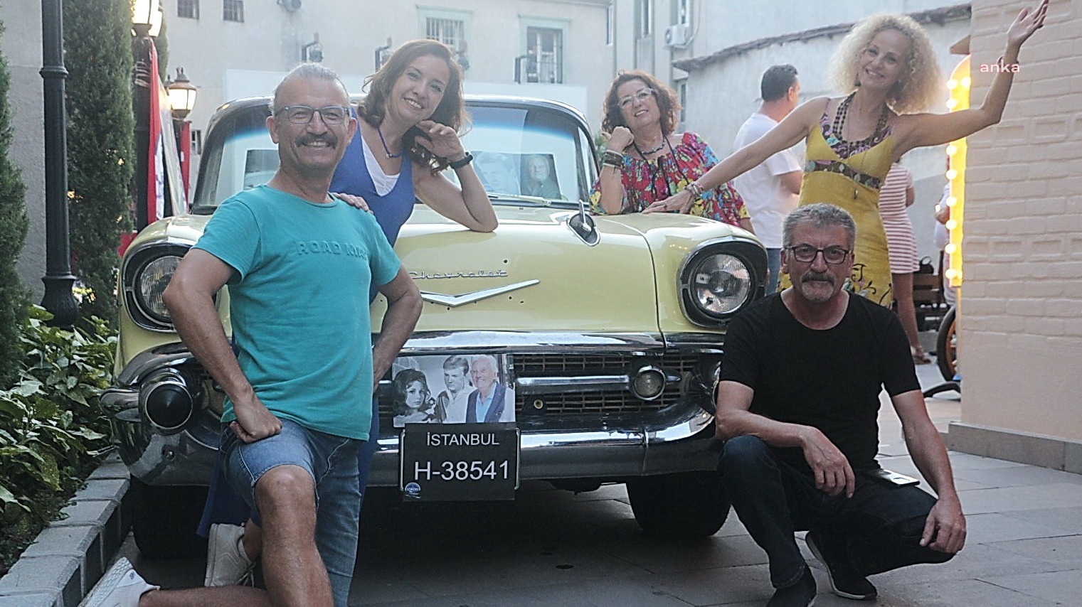 GÖKSEL ARSOY’UN 1957 MODEL CHEVROLET’Sİ KONAK BELEDİYESİ SANATHANE’DE SERGİLENDİ