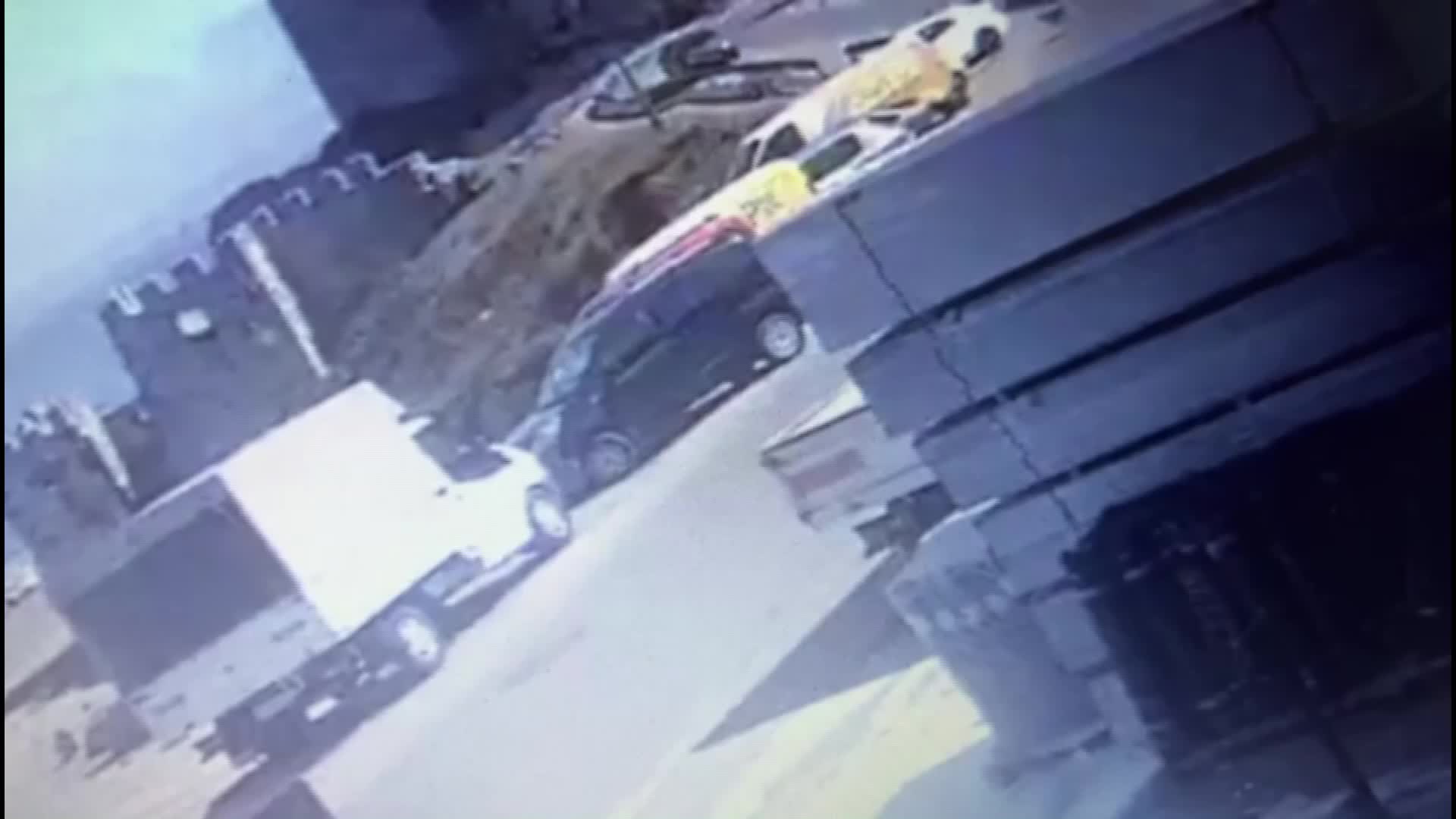 SİNOP'TA PARK EDİLDİKTEN SONRA EL FRENİ ÇEKİLMEYEN ARAÇ SAHİL YOLUNA DÜŞTÜ