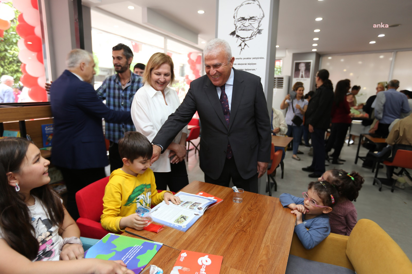 EFELER HALKINDAN 'KİTAP KAFELER'E YOĞUN İLGİ