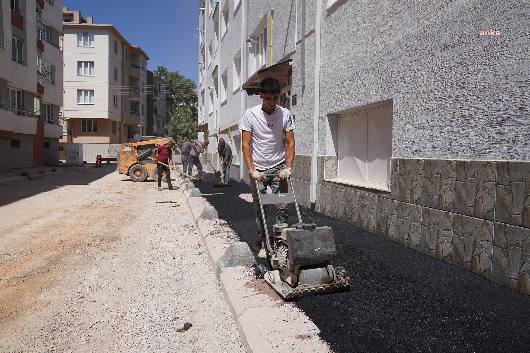 TEPEBAŞI’NDA YOL VE KALDIRIM ÇALIŞMALARI SÜRÜYOR