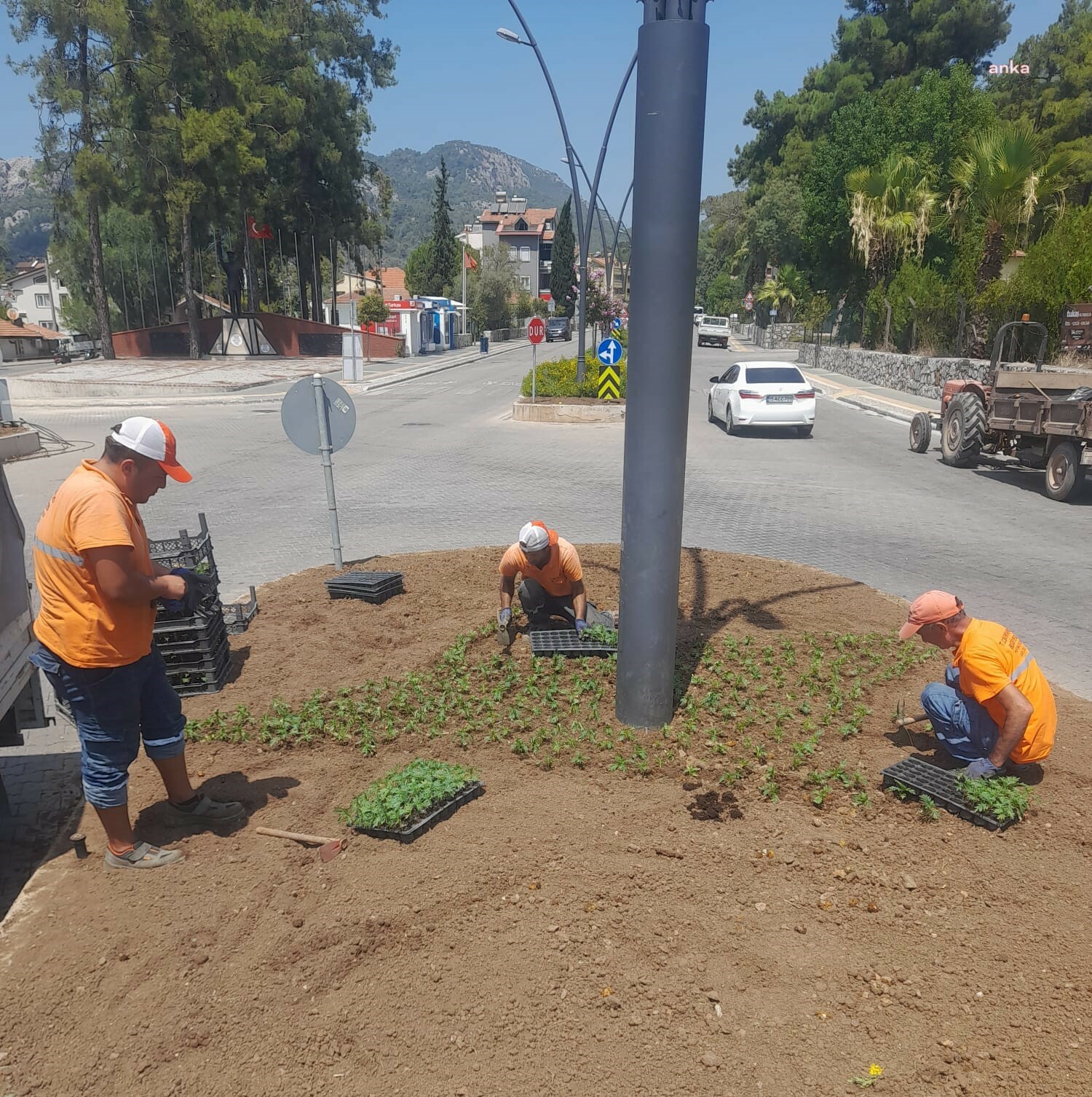 MARMARİS BELEDİYESİ EKİPLERİNDEN PARKLARDA BAKIM VE ONARIM ÇALIŞMASI