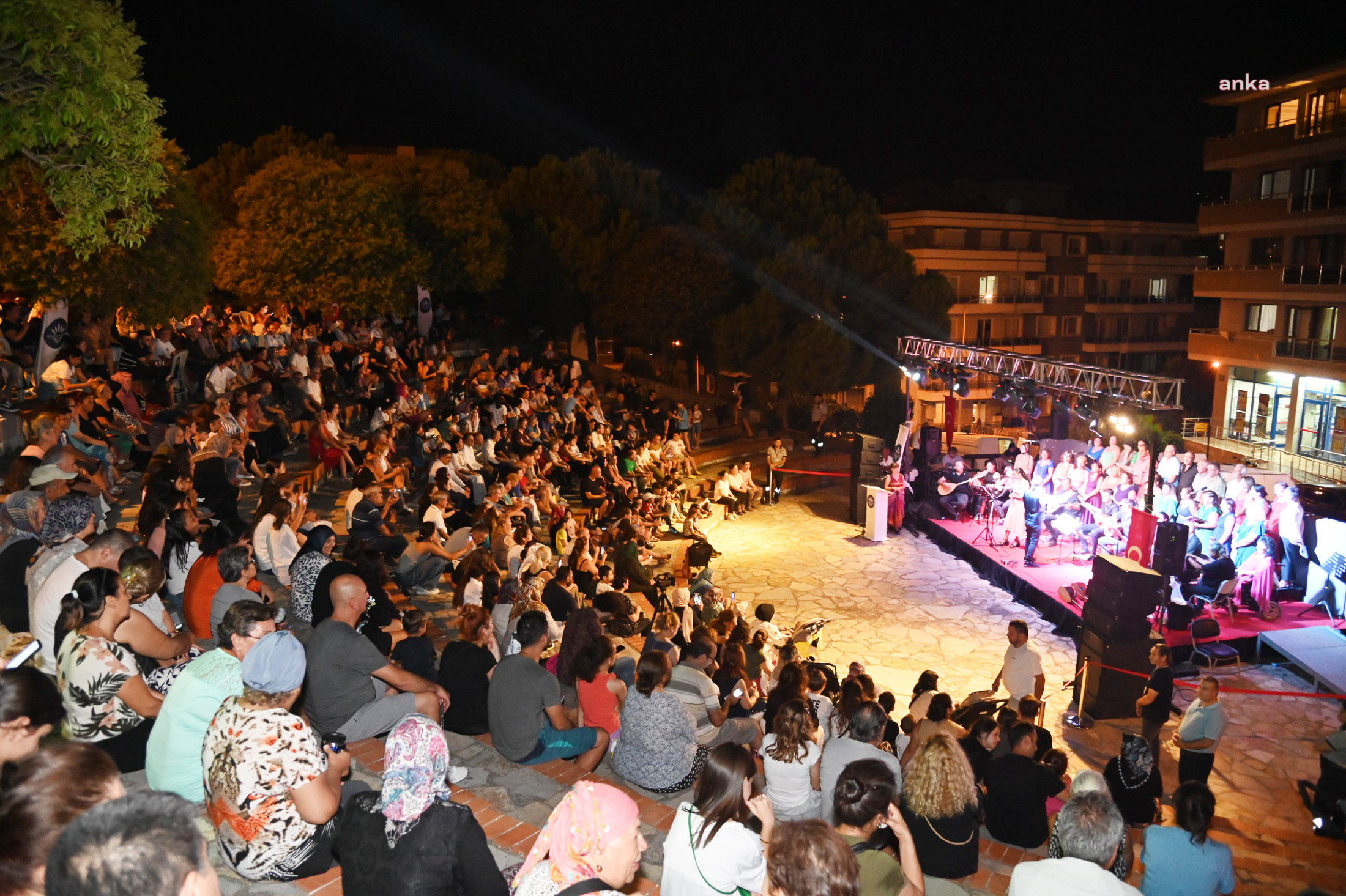 KARABAĞLAR'DA YAZ KONSERLERİ DEVAM EDİYOR