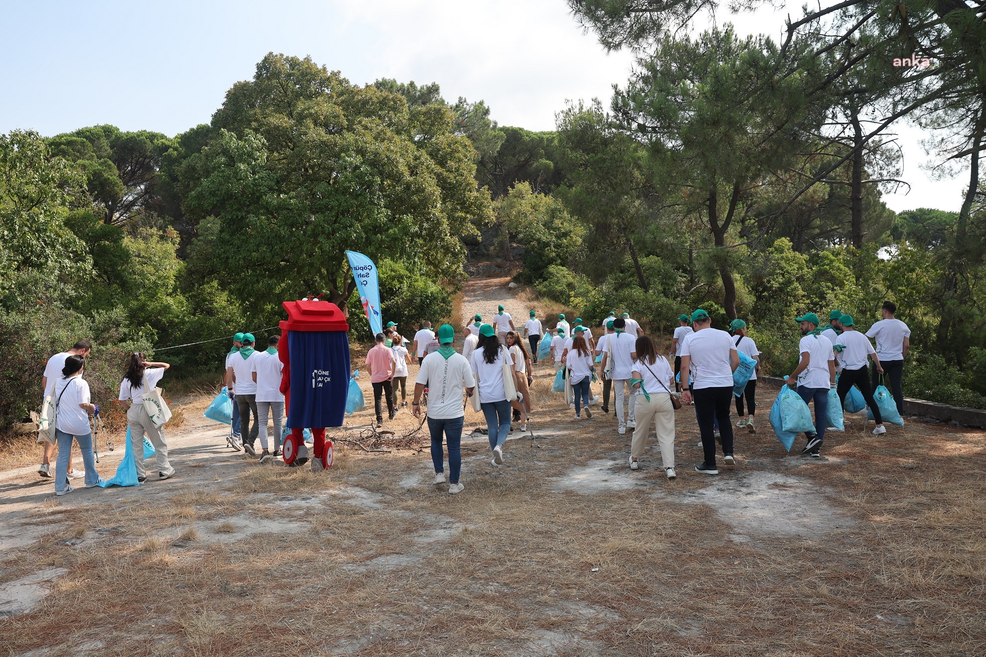 MALTEPE BELEDİYESİ BAŞIBÜYÜK ORMANLARINDAN 52 KİLOGRAM ATIK TOPLADI