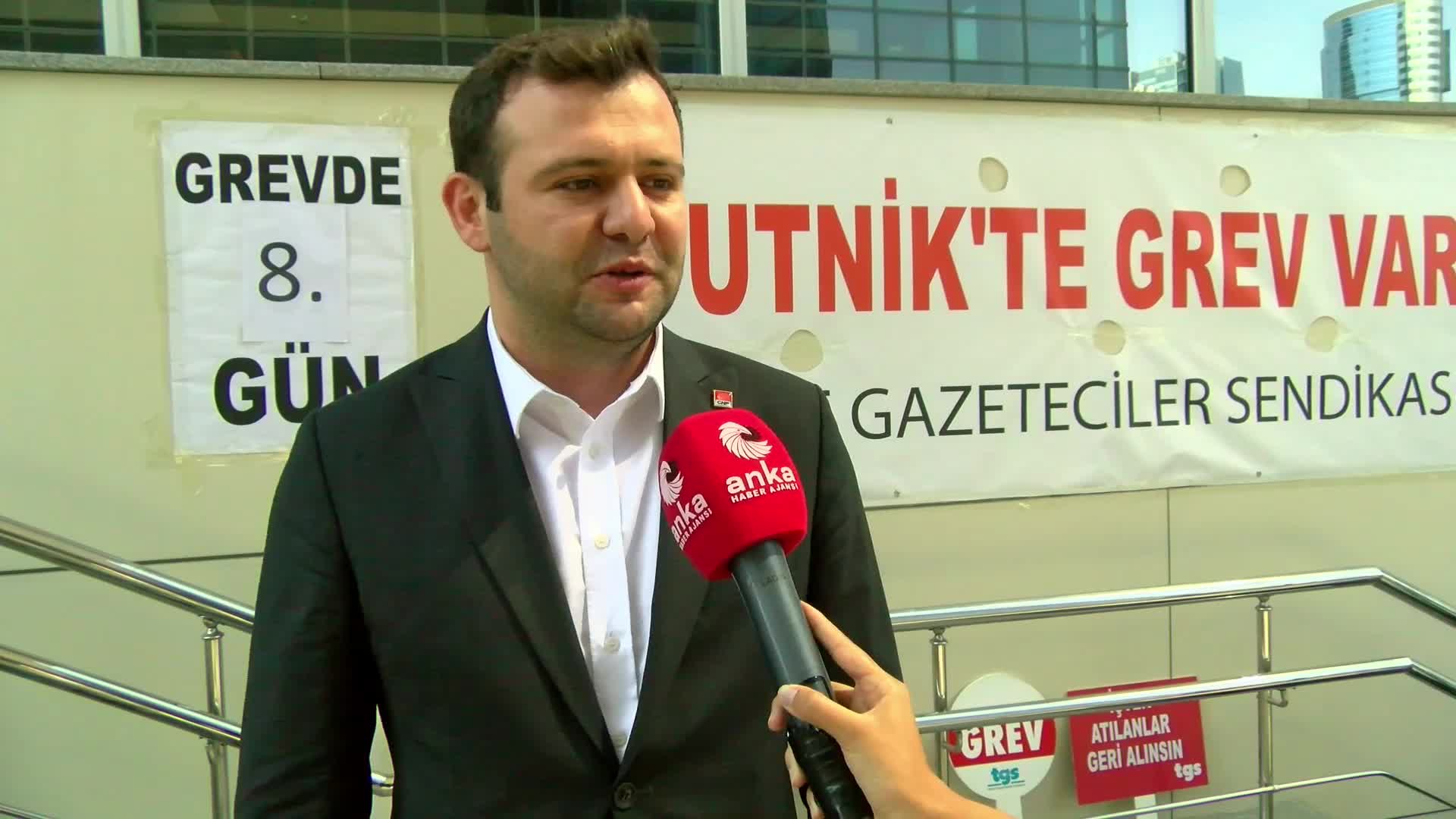 CHP GENEL BAŞKAN YARDIMCISI UYAR, SPUTNİK'TE GREV YAPAN GAZETECİLERİ ZİYARET ETTİ: “ÜMİDİMİZ İŞÇİ SINIFININ ÖRGÜTLENMESİNİ, DAYANIŞMASINI ARTTIRARAK BU İŞTEN KAZANIMLA AYRILMASI VE HAK ETTİKLERİ İNSAN ONURUNA UYGUN BİR YAŞAMI KURMALARI”