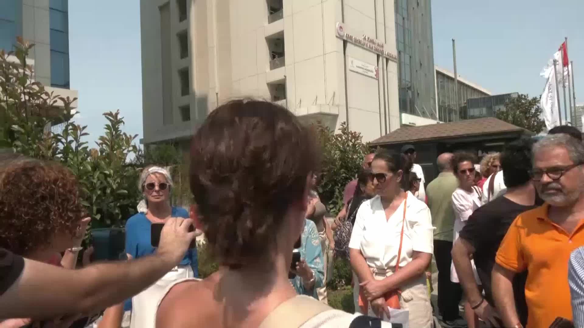ADALAR SAKİNLERİ, İMAR PLANI DEĞİŞİKLİĞİNE İTİRAZ ETTİ... SANATÇI TİLBE SARAN: "HAFIZAMIZ YOK EDİLEMEZ, ADALAR BİR SAYFİYE YERİDİR. TURİZME ÖYLE GELİŞİGÜZEL AÇILAMAZ"