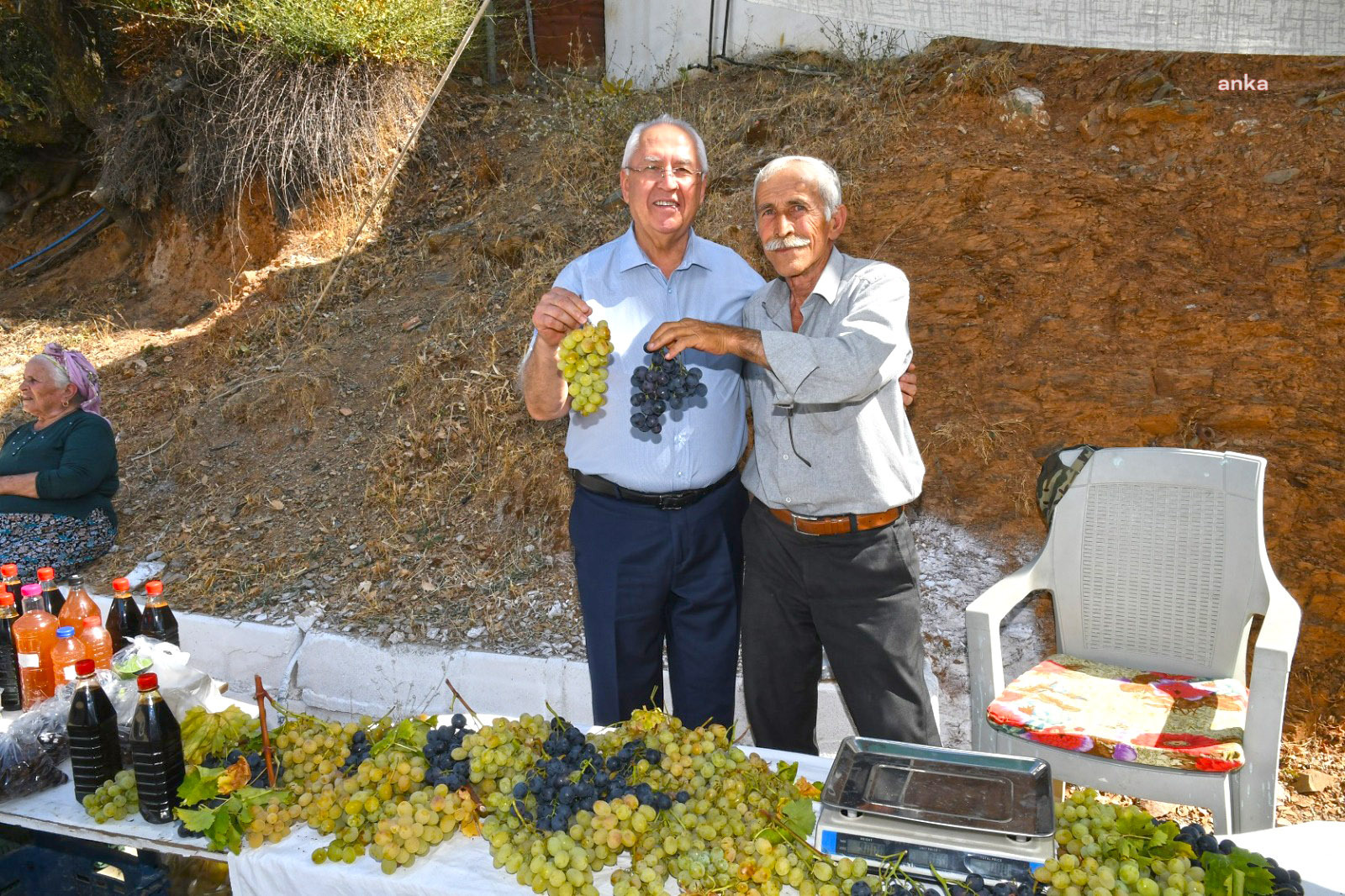 KARABAĞLAR BELEDİYESİ’NİN GÜBRE VE BORDO BULAMACI DESTEĞİ ÜZÜM ÜRETİCİSİNİN YÜZÜNÜ GÜLDÜRDÜ