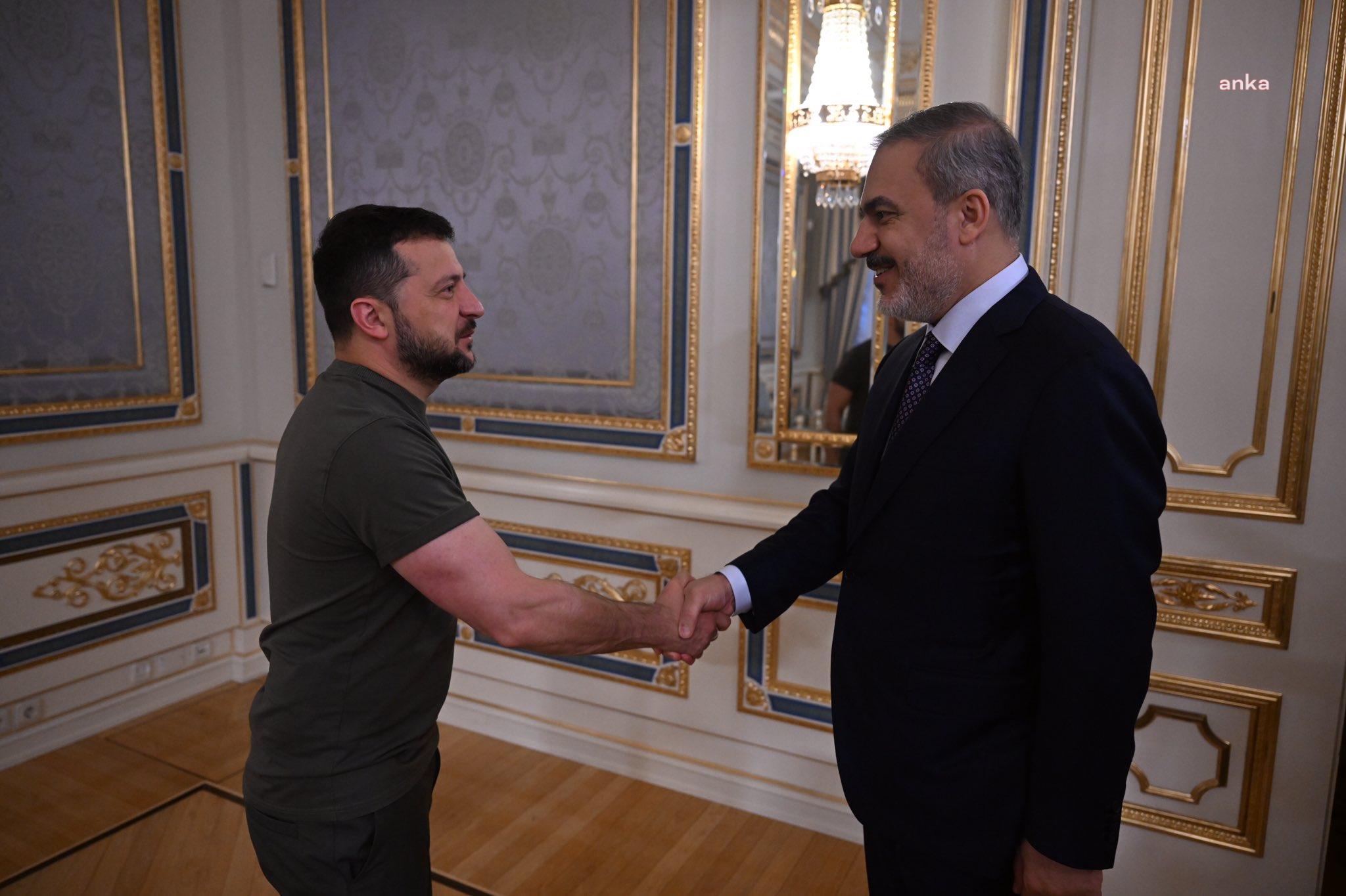 HAKAN FİDAN, UKRAYNA DEVLET BAŞKANI VOLODİMİR ZELENSKİ İLE KİEV’DE GÖRÜŞTÜ