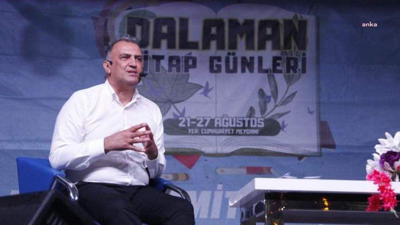 GAZETECİ MUSTAFA YAVUZ, DALAMAN KİTAP GÜNLERİNDE: “MERDAN YANARDAĞ VE BARIŞ PEHLİVAN’IN CEZAEVİNE GİRMESİYLE AKP HÜKÜMETİNİN MUHALİF SESLERİ SUSTURMAYA ÇALIŞTIĞINA BİR KEZ DAHA ŞAHİT OLUYORUZ”