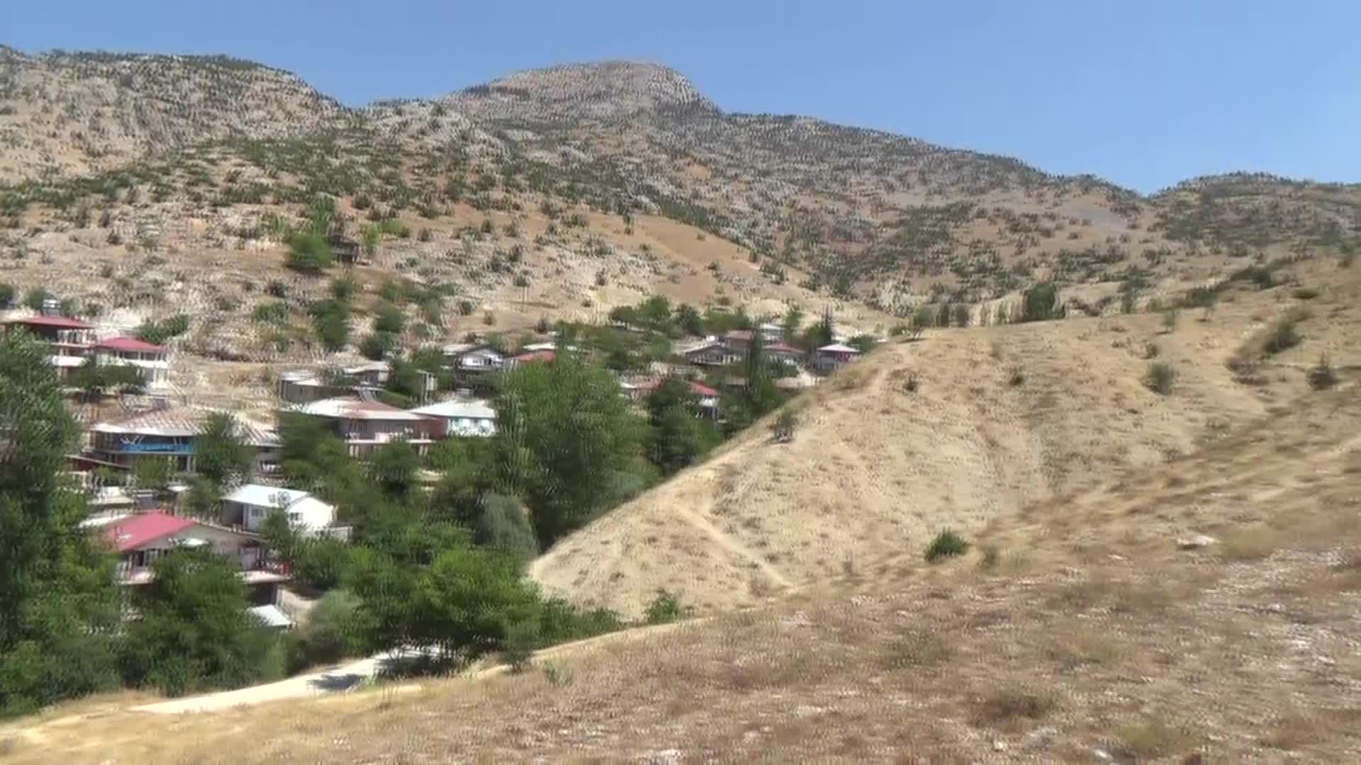 ANDIRINLI DEPREMZEDE: “EV YAPMAK İSTİYORUZ AMA YAPAMIYORUZ. BELEDİYE PARSEL NUMARASI VERMEDİĞİNDEN MAĞDUR DURUMDAYIZ’’