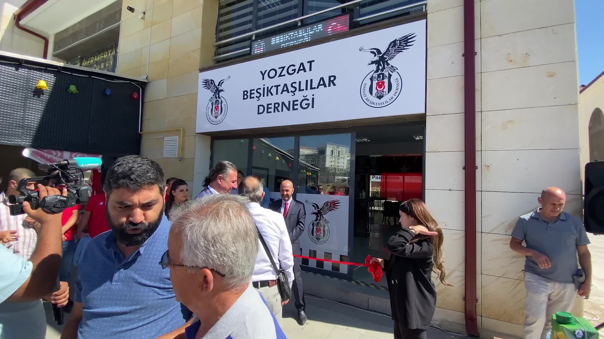 YOZGAT'TA BEŞİKTAŞLILAR DERNEĞİ'NİN AÇILIŞINA KATILAN BJK YÖNETİM KURULU ÜYESİ ARAL: “BORÇLARIMIZI YAPILANDIRDIK”
