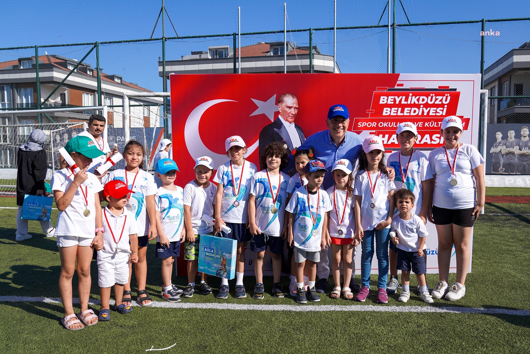 BEYLİKDÜZÜ BELEDİYE BAŞKANI MEHMET MURAT ÇALIK: “KENDİNİZİ GELİŞTİRMEKTEN ASLA VAZGEÇMEYİN”
