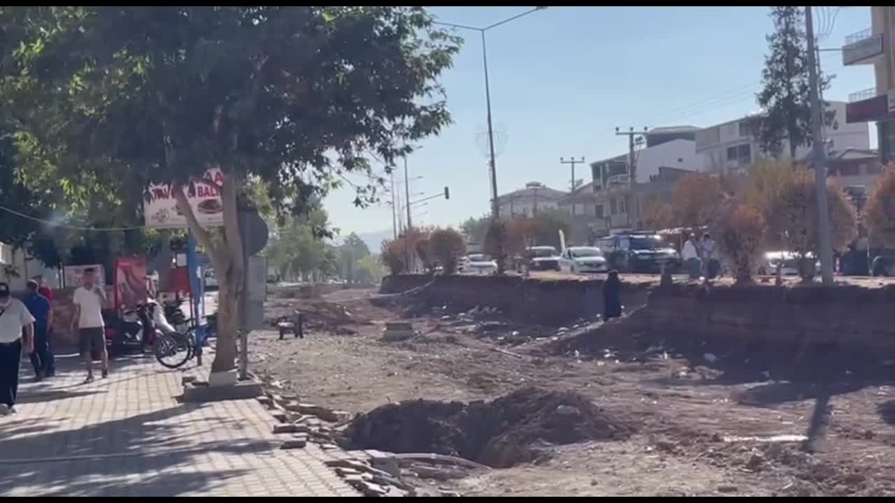 ABDURRAHMAN TUTDERE, ADIYAMAN GÖLBAŞI'NDA DEPREMDEN ZARAR GÖREN YOLUN YARATTIĞI TEHLİKEYE DİKKAT ÇEKTİ: "CAN GÜVENLİĞİ İÇİN CİDDİ TEHDİT OLUŞTURUYOR"