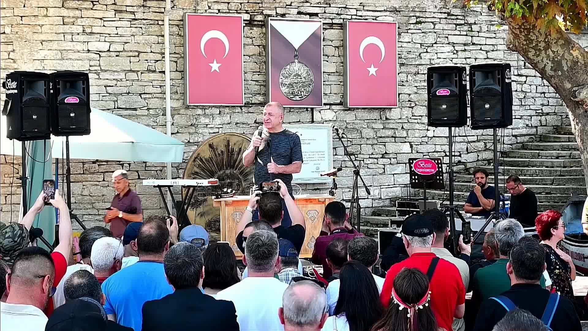 ÜMİT ÖZDAĞ: "GELİN BİZİMLE BİRLİKTE YÜRÜYÜN VE BU YÜRÜYÜŞÜ ONURLA HEP BİRLİKTE EBEDİ BAŞKOMUTANIMIZ GAZİ MUSTAFA KEMAL ATATÜRK'ÜN EBEDİ İSTİRAHATGAHI ANITKABİR'DE SONA ERDİRELİM"