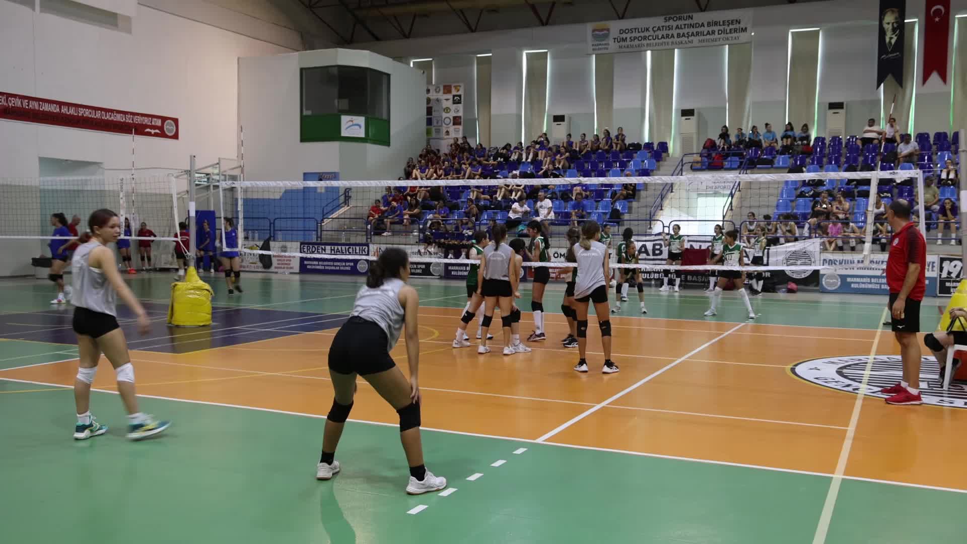 MARMARİS'TE MİNİK VOLEYBOLCULAR ZAFER BAYRAMI İÇİN OYNADI