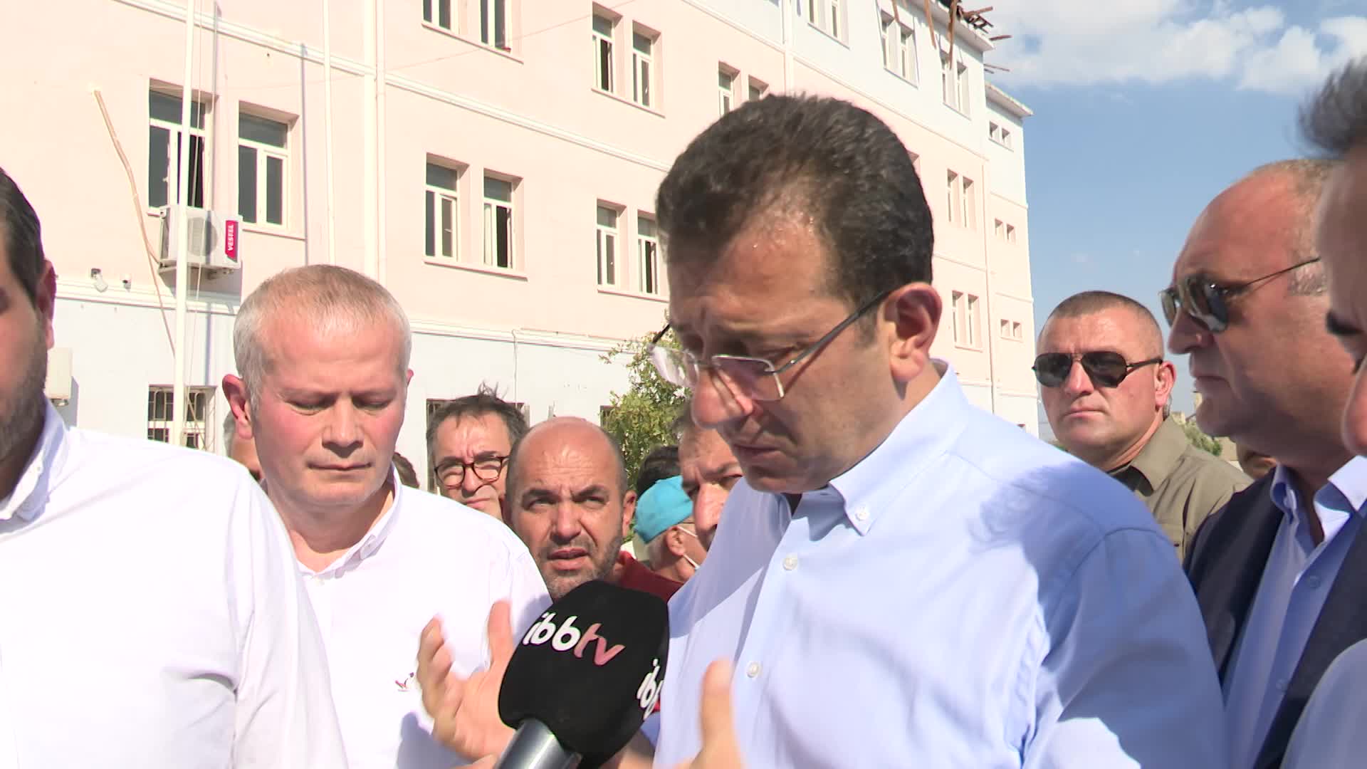 İMAMOĞLU AÇIKLADI: 90 BİN İBB ÇALIŞANI BAYRAM ÇİKOLATASI ALMAKTAN VAZGEÇTİ, O SAYEDE KIRIKHAN'DA BİR OKUL YENİDEN İNŞA EDİLECEK