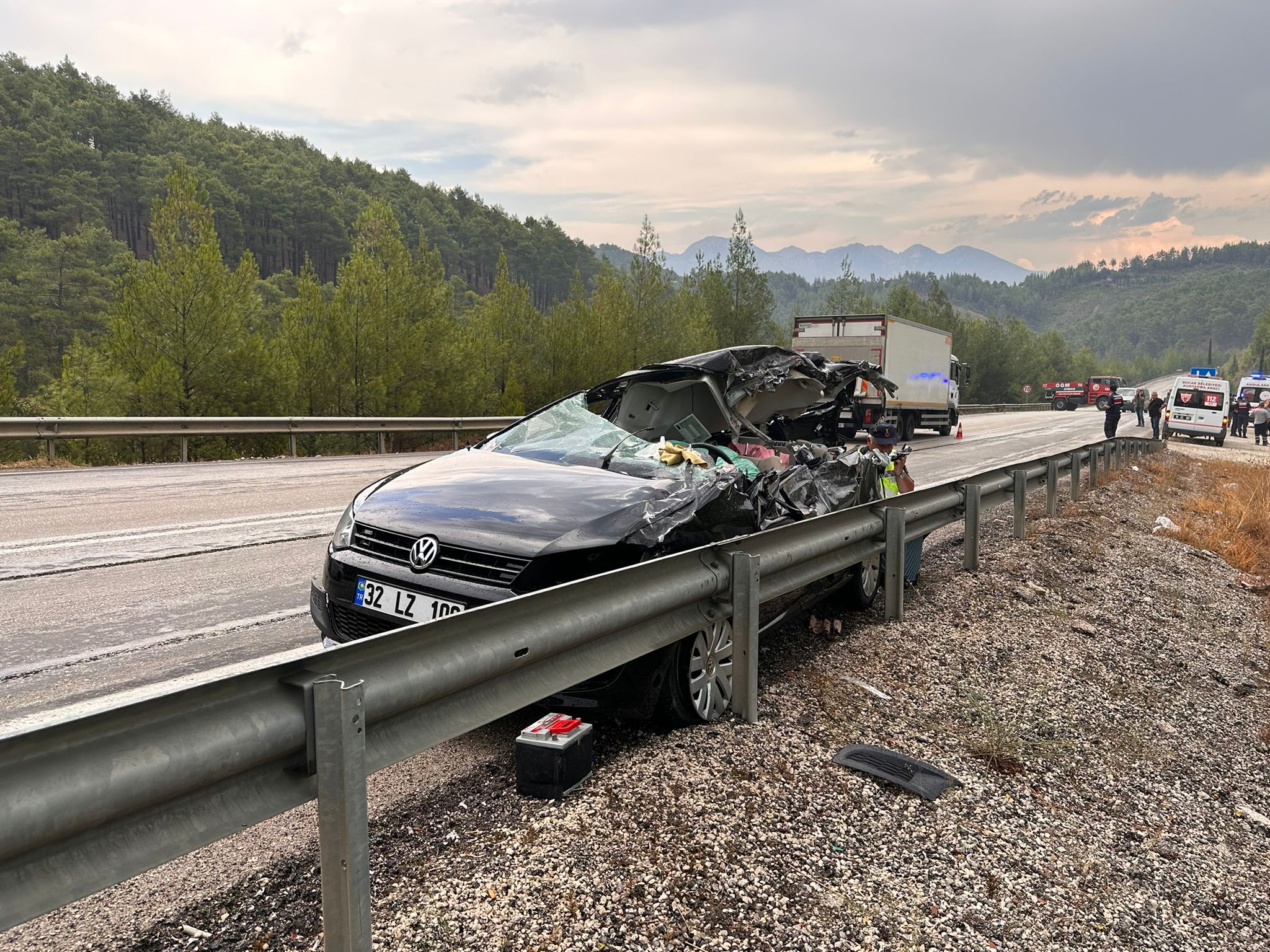 BURDUR’DA ORMAN YANGININA MÜDAHALEYE GİDEN ARAZÖZ İLE 2 OTOMOBİL ÇARPIŞTI: 1 ÖLÜ, 6 YARALI