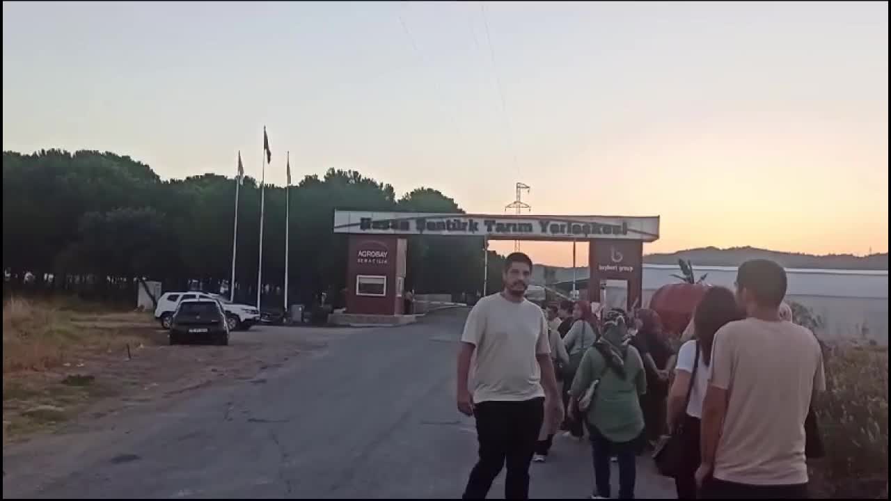 AGROBAY SERACILIK'TA SENDİKALI OLDUKLARI GEREKÇESİYLE İŞTEN ATILDIKLARINI SÖYLEYEN İŞÇİLER FİRMA ÖNÜNDE BEKLEYİŞİNİ SÜRDÜRÜYOR.... "KİMSEDEN SADAKA İSTEMİYORUZ, MESAİ PARALARIMIZI İSTİYORUZ"