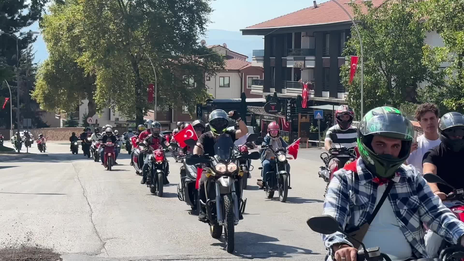 SAFRANBOLU’DA MOTORCULAR, KAST VE MOTORLARIYLA TÜRK BAYRAĞI GÖRSELİ OLUŞTURARAK 30 AĞUSTOS'U KUTLADI