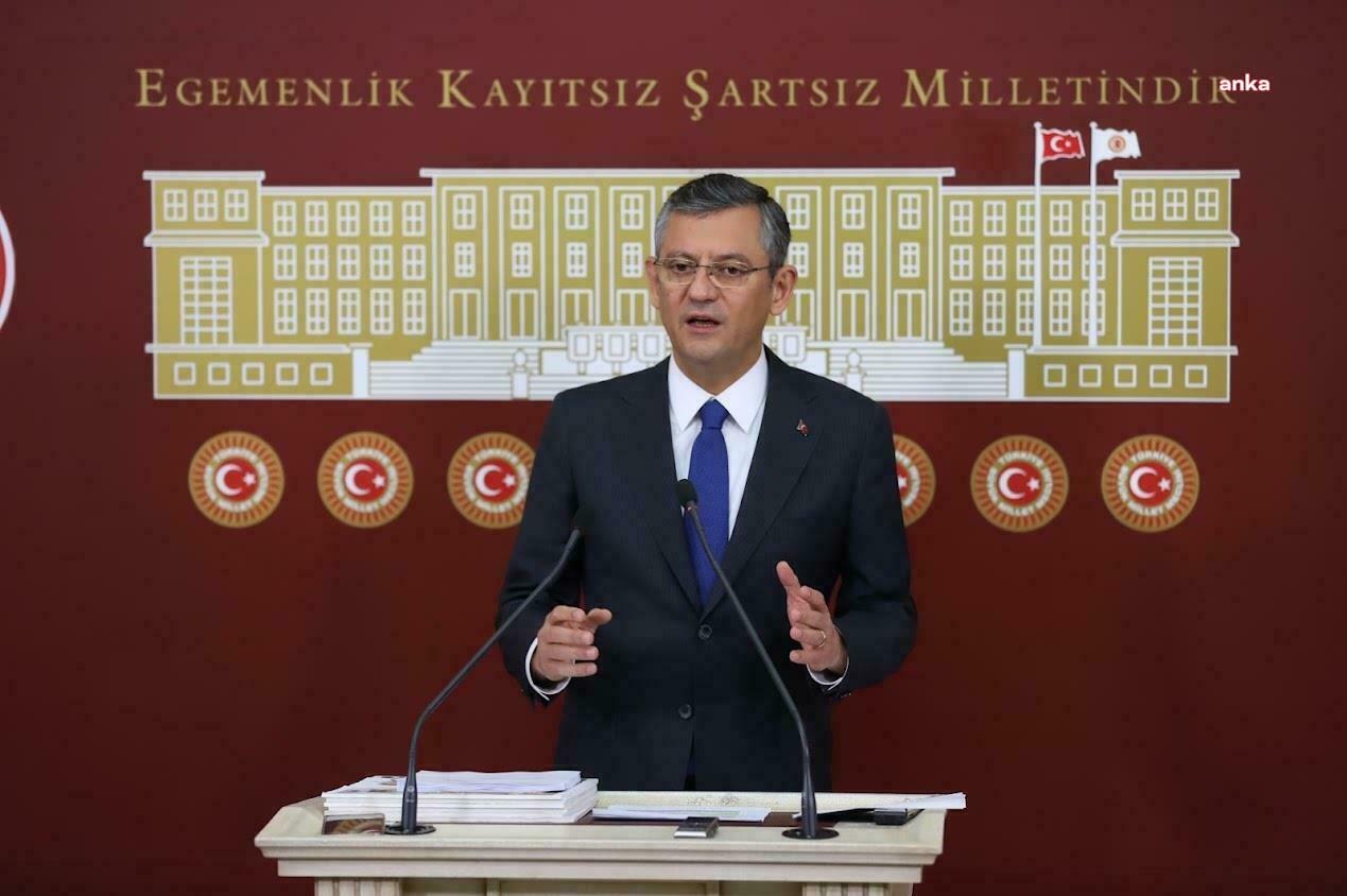 ÖZGÜR ÖZEL: "BU BİR HATIRLATMA METNİ DEĞİL, AÇIKÇA GENELGEYLE GETİRİLEN BİR YAŞAM TARZI AYRIŞTIRMASIDIR. YOK HÜKMÜNDE OLAN BU YASAĞI TANIMIYORUZ, ANAYASAYI, LAİKLİĞİ VE TÜM YAŞAM BİÇİMLERİNE SAYGIYI SAVUNUYORUZ"