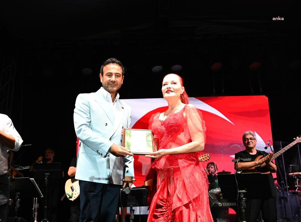 BEŞİKTAŞ’TA ZAFER COŞKUSU FENER ALAYI VE CANDAN ERÇETİN KONSERİYLE KUTLANDI