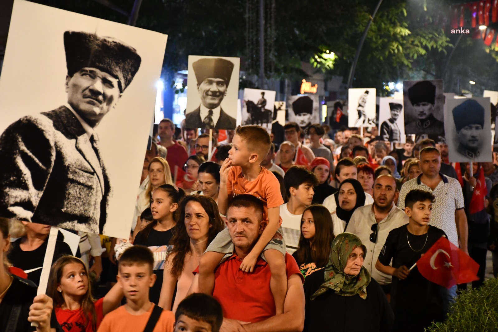 LÜLEBURGAZ’DA ZAFER BAYRAMI COŞKUSU, ALANLARA SIĞMADI