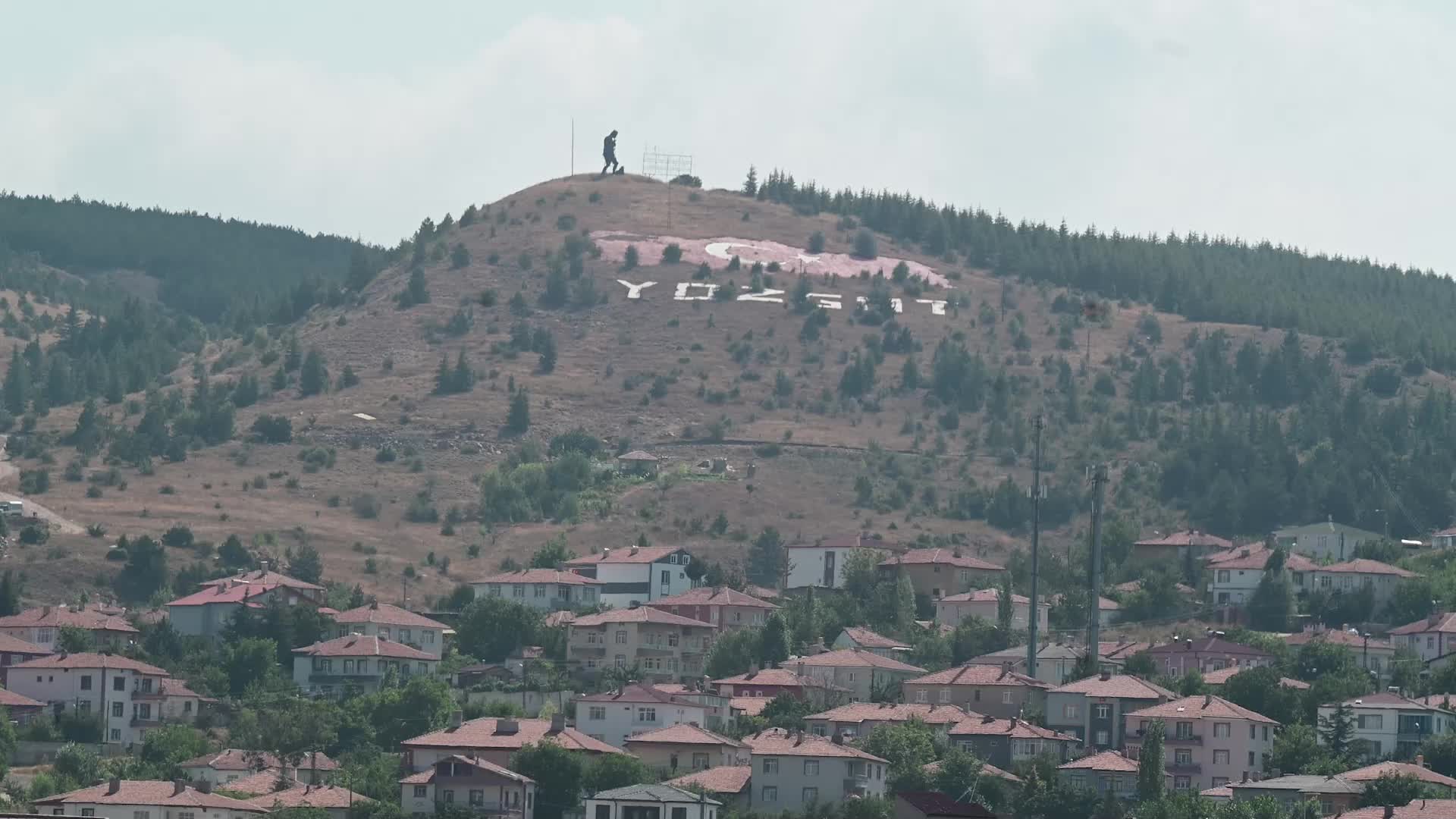 YOZGAT’TA UYDUDAN DA GÖRÜLEBİLEN TÜRK BAYRAĞI RESMİNİN RENGİ SOLDU. AY YILDIZLI 121 MEZAR TAŞININ BULUNDUĞU ASKERİ MEZARLIK İSE İLGİ BEKLİYOR
