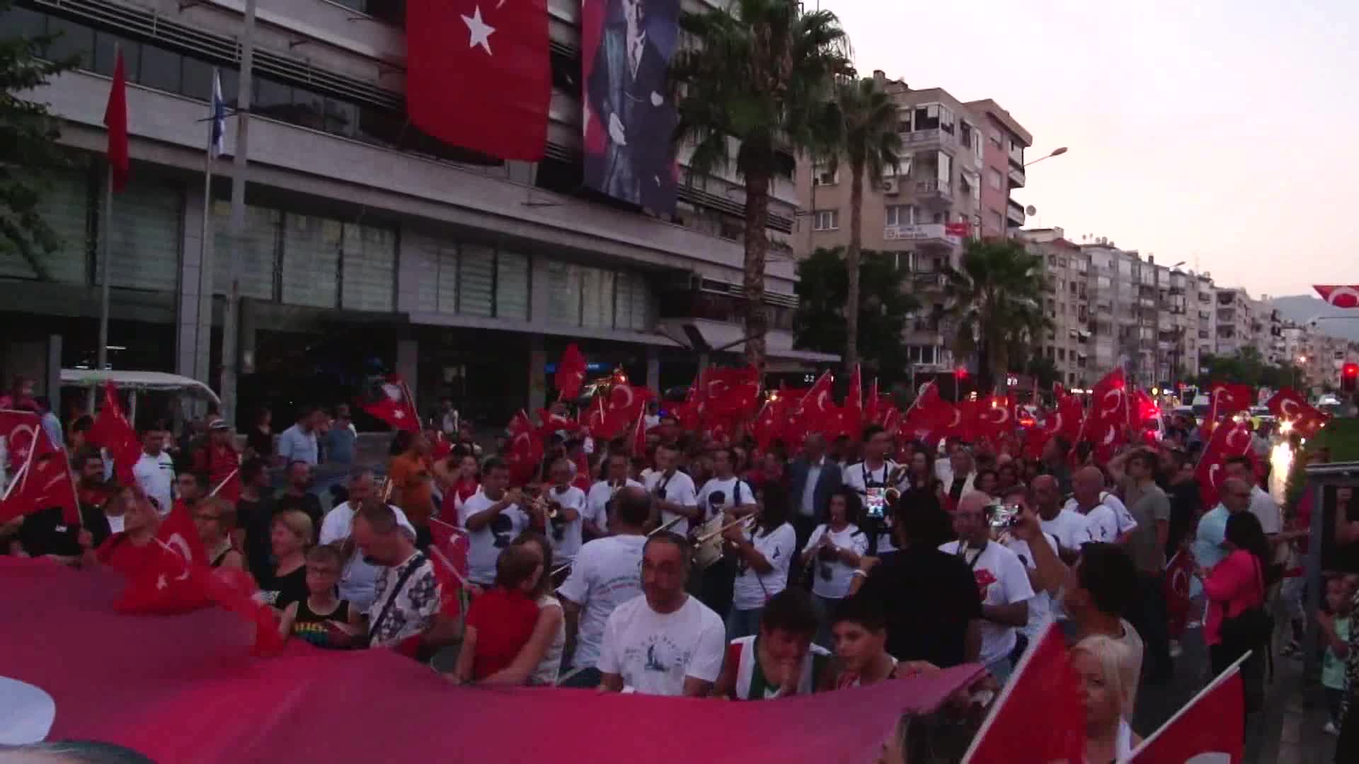 30 AĞUSTOS ZAFER BAYRAMI’NDA KARŞIYAKA, GELİNCİK TARLASINA DÖNDÜ