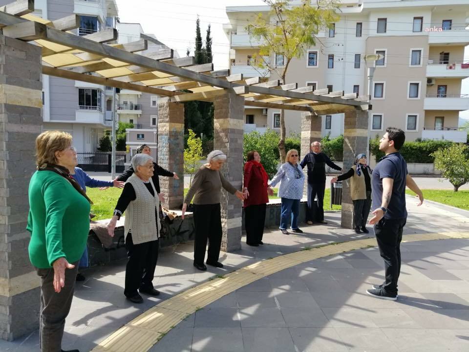 İYİ PARTİ İZMİR İL ÖRGÜTÜ'NDEN EĞİTİM PROTESTOSU... İL BAŞKANI BEZİRCİLİOĞLU: “SEC¸İM DO¨NEMİNDE, BİZDEN KOPYA C¸EKEREK VERDİGˆİNİZ U¨CRETSİZ YEMEK SO¨ZU¨NU¨ YERİNE GETİRİN"
